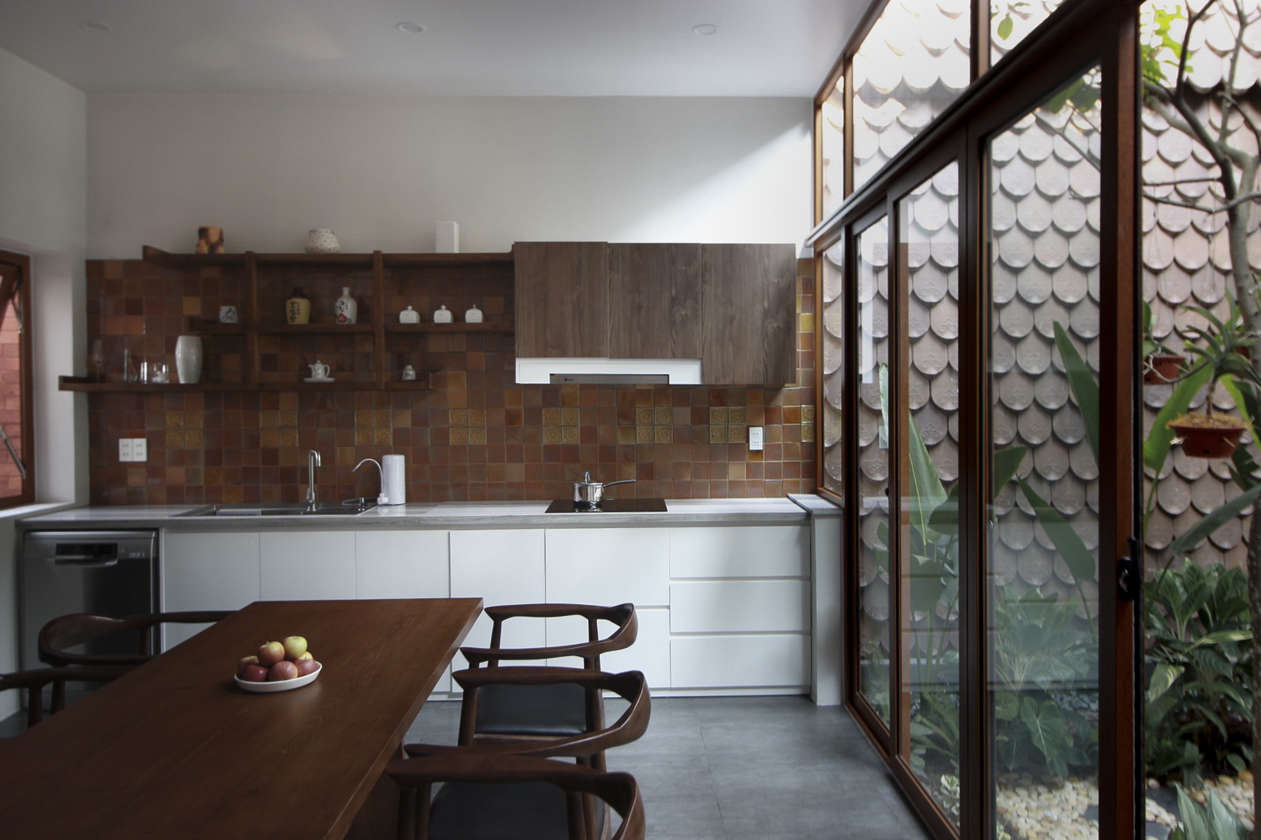 Phòng bếp thiết kế tối giản với gam màu nâu trầm ấm kết hợp với màu trắng tươi sáng của hệ tủ lưu trữ cho cái nhìn tương phản nhẹ nhàng.