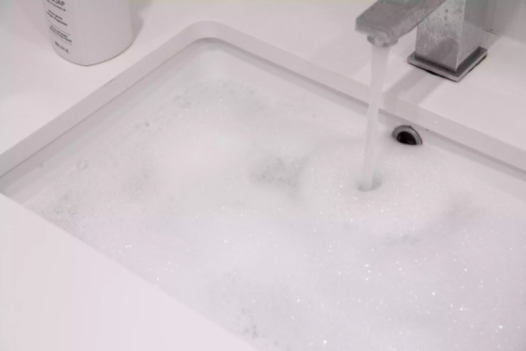 Hòa 1 thìa xà phòng rửa bát vào bồn rửa hoặc xô nước ấm.