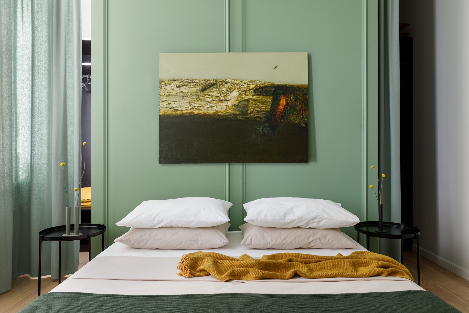 Với tiêu chí tiết kiệm, cặp đôi đã tận dụng những món nội thất còn tốt từ căn hộ cũ, chiếc giường này là một trong số đó. NTK chỉ thay bộ chăn ga gối mới, kết hợp với sơn tường màu xanh ô liu và rèm che thanh thoát nhẹ nhàng.