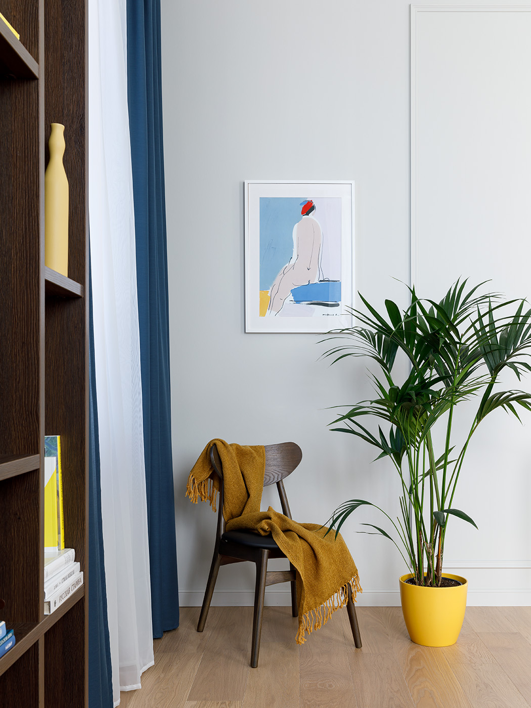 Có thể nói, gam màu xanh lam và vàng được ưu tiên hơn cả, từ rèm che cửa sổ cho đến bọc ghế sofa, thảm trải sàn, ngay cả chi tiết nhỏ như chậu cây cảnh cũng rực rỡ sắc vàng. Trên tường là bức tranh 'Người bạn của Ingres' (Alexei Lantsev).