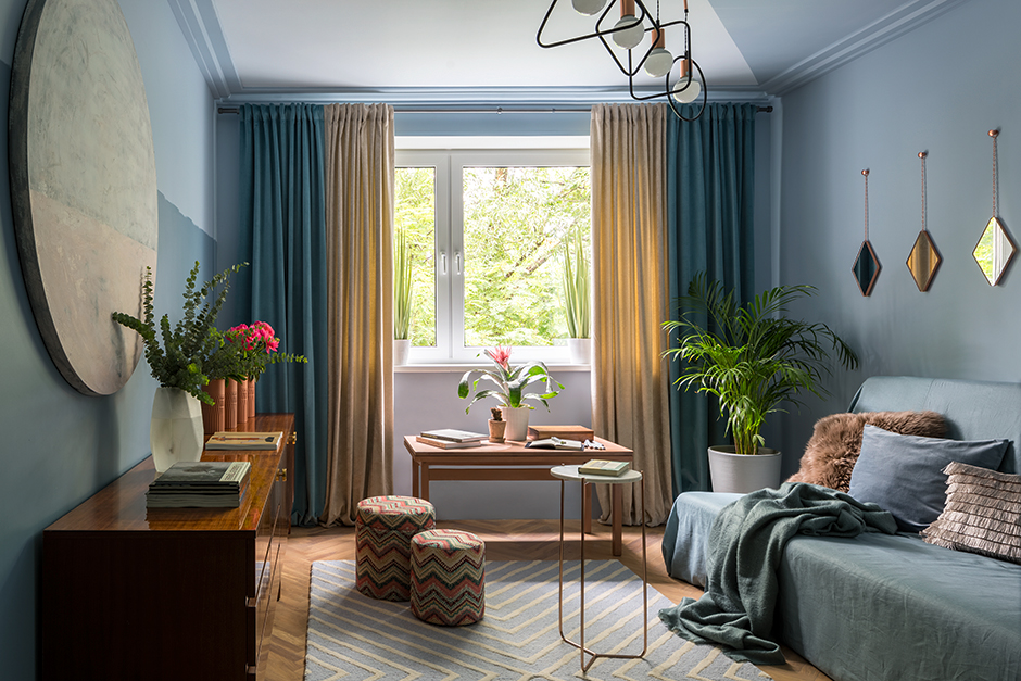 Một không gian tiếp khách xinh đẹp, dịu dàng nhờ tone màu xanh lam và nâu nhạt phối hợp hài hòa, đặc biệt là ô cửa sổ nên thơ nhìn ra những tán cây xanh lá. Thêm một chiếc bàn làm việc tại vị trí này khiến phòng khách càng thêm hữu dụng.