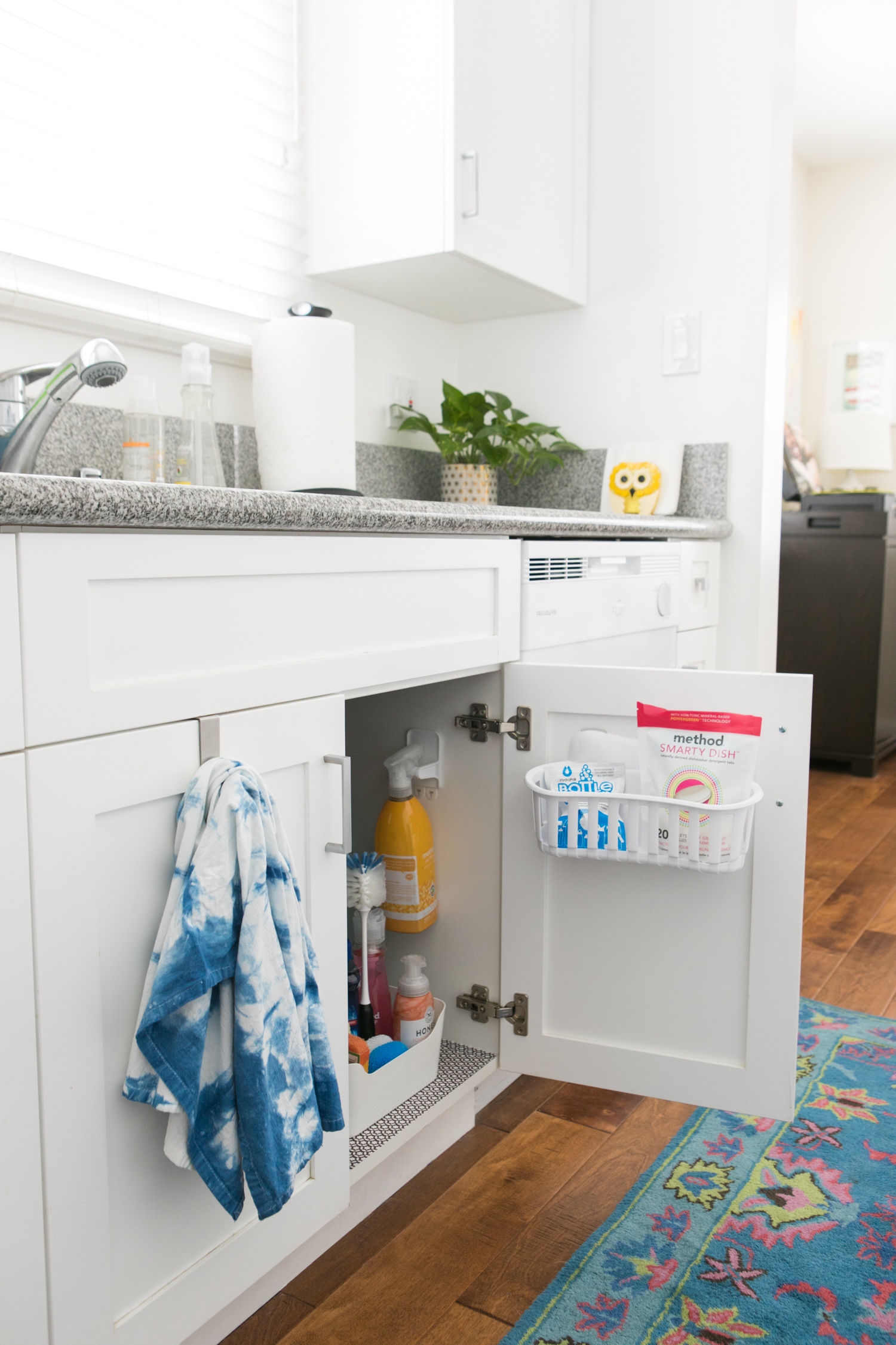 Lưu trữ tại tủ dưới của bồn rửa bát là một ý tưởng đơn giản giúp bạn kiểm soát tình trạng lộn xộn của đồ dùng,