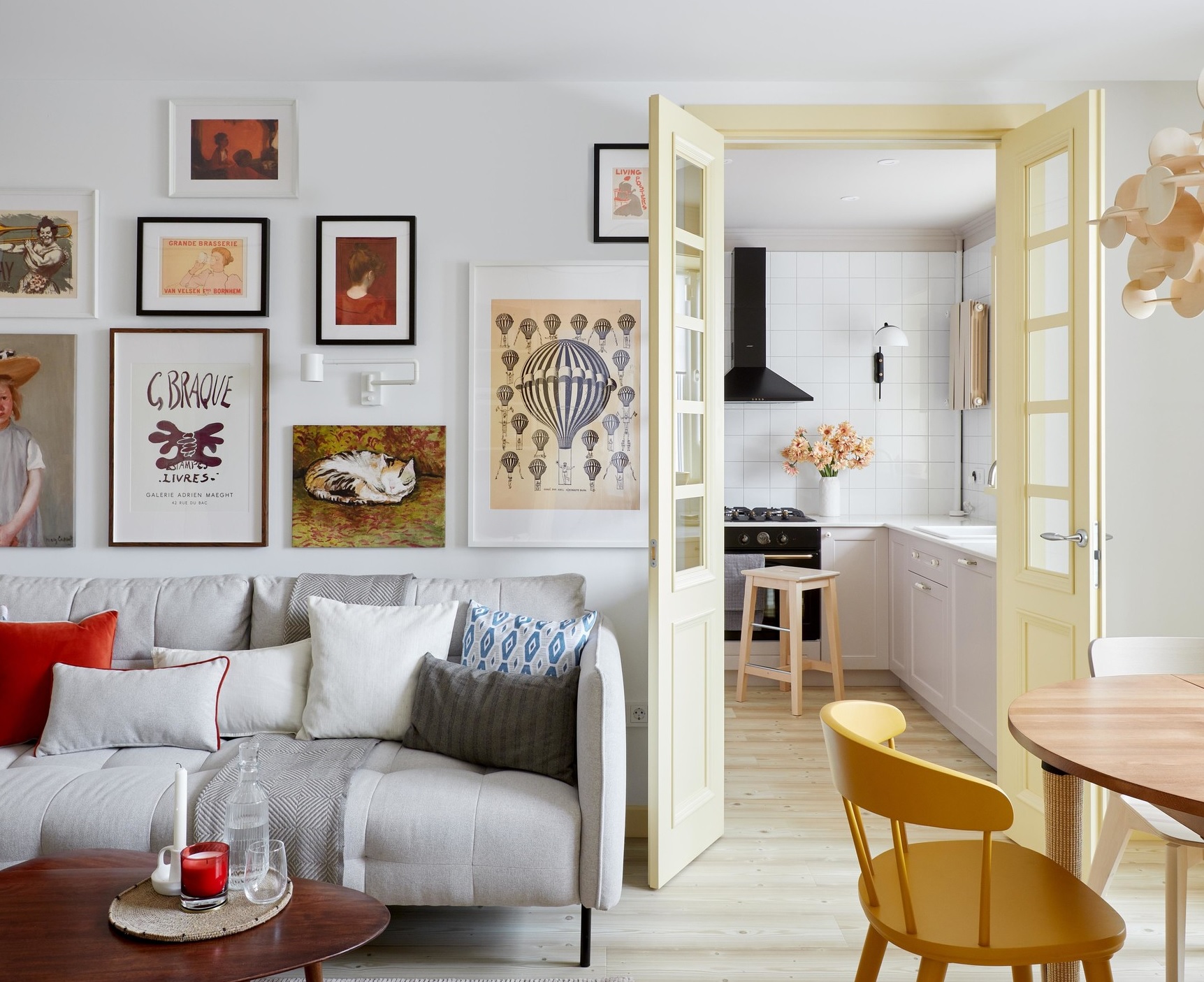 Ngắm căn hộ 56m² 2 phòng ngủ với thiết kế trẻ trung, góc phòng nào cũng ngập tràn màu nắng