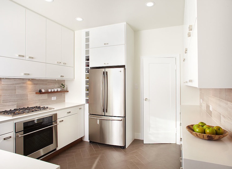 Bất kể là bạn đặt tủ lạnh trong phòng bếp hay phòng khách thì cũng lưu ý không bố trí thiết bị này đối diện cửa ra vào.
