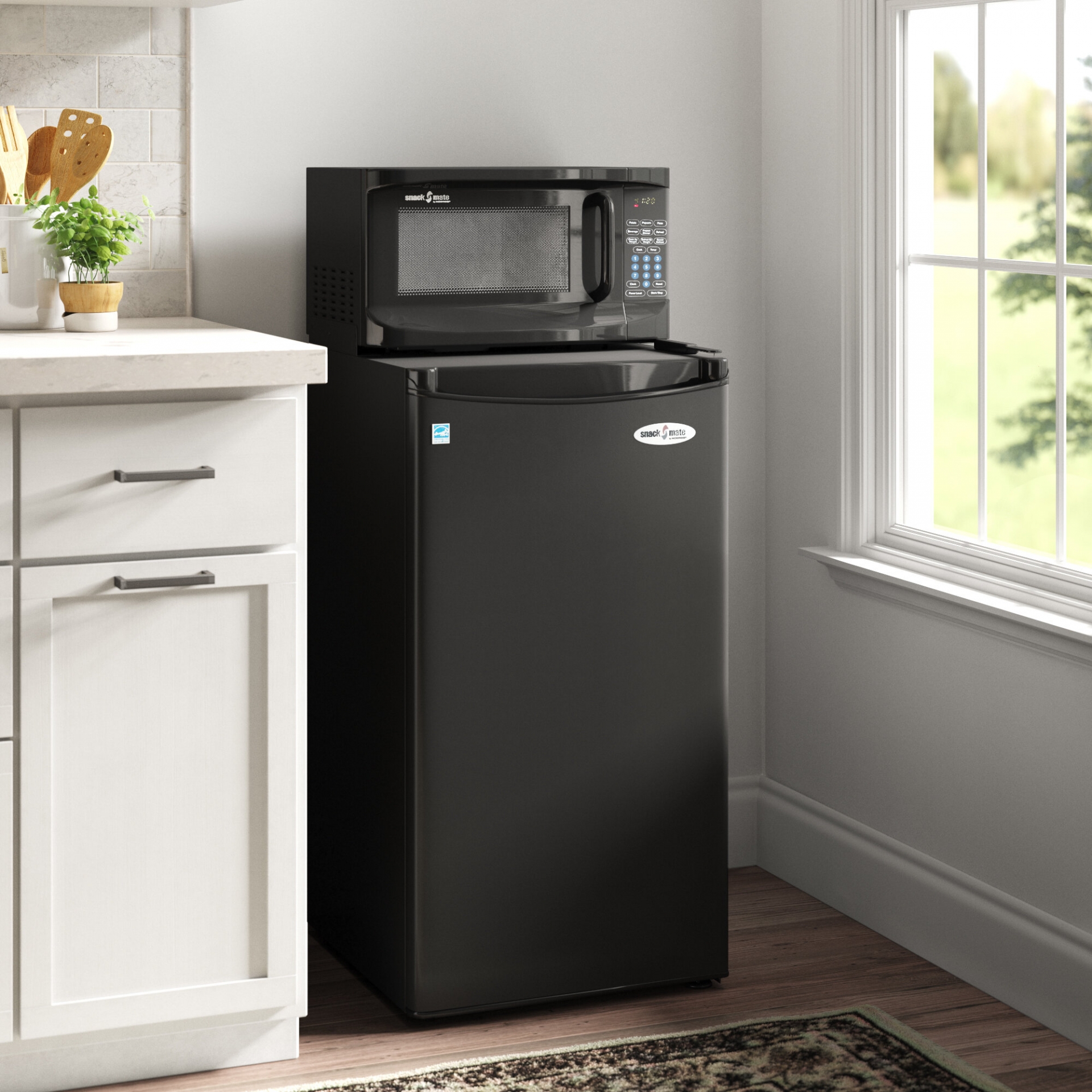 Đặt các thiết bị điện trên đầu tủ lạnh sẽ phát ra nhiệt lượng ảnh hưởng đến quá trình tản nhiệt cũng như hiệu quả làm lạnh của thiết bị.