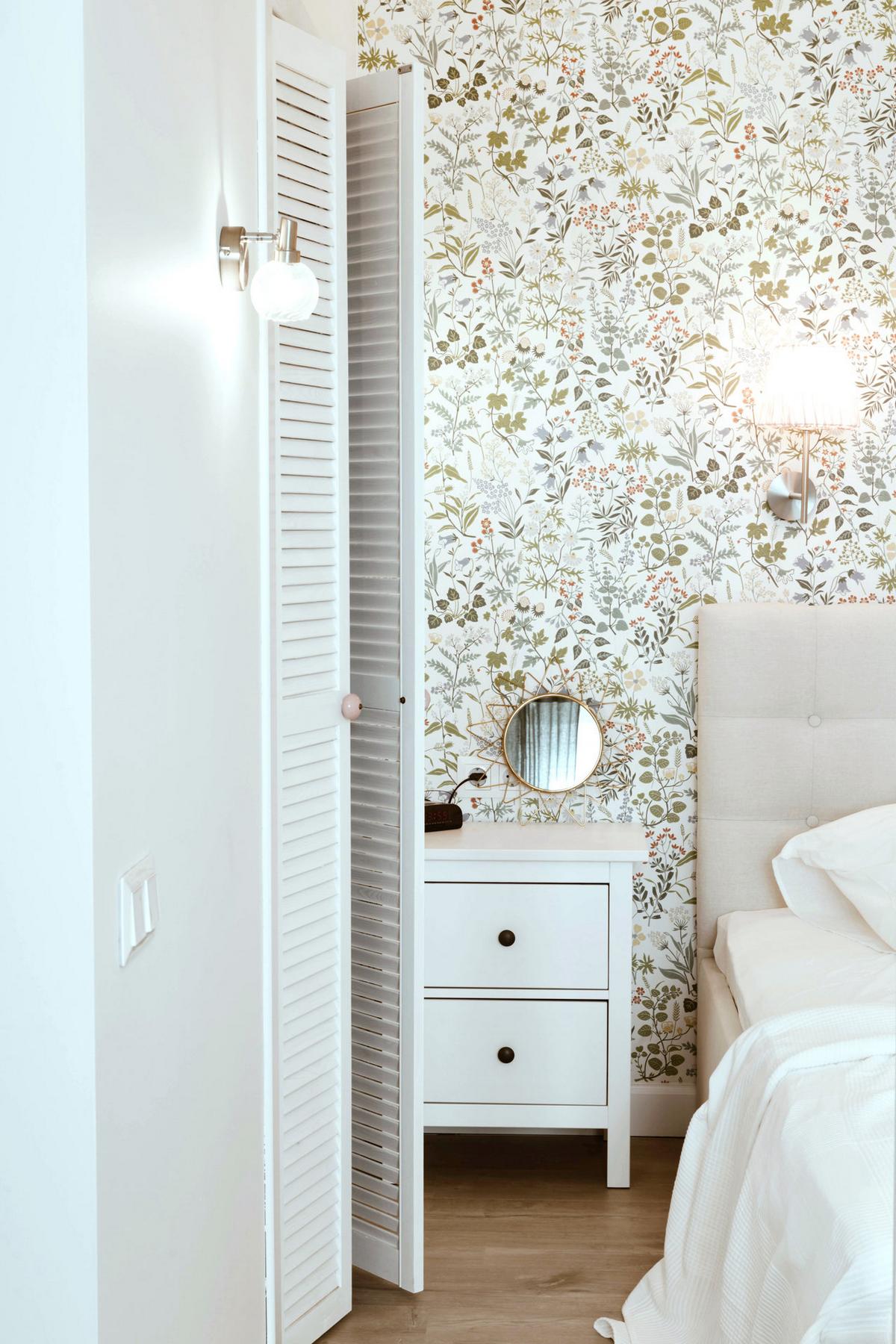 Những chiếc đèn gắn tường ở phía trên đầu giường và bên cạnh tủ quần áo, kết hợp chiếc gương tròn nhỏ trên táp đầu giường giúp tăng thêm nguồn sáng và sự ấm áp cho không gian thư giãn lúc đêm về.