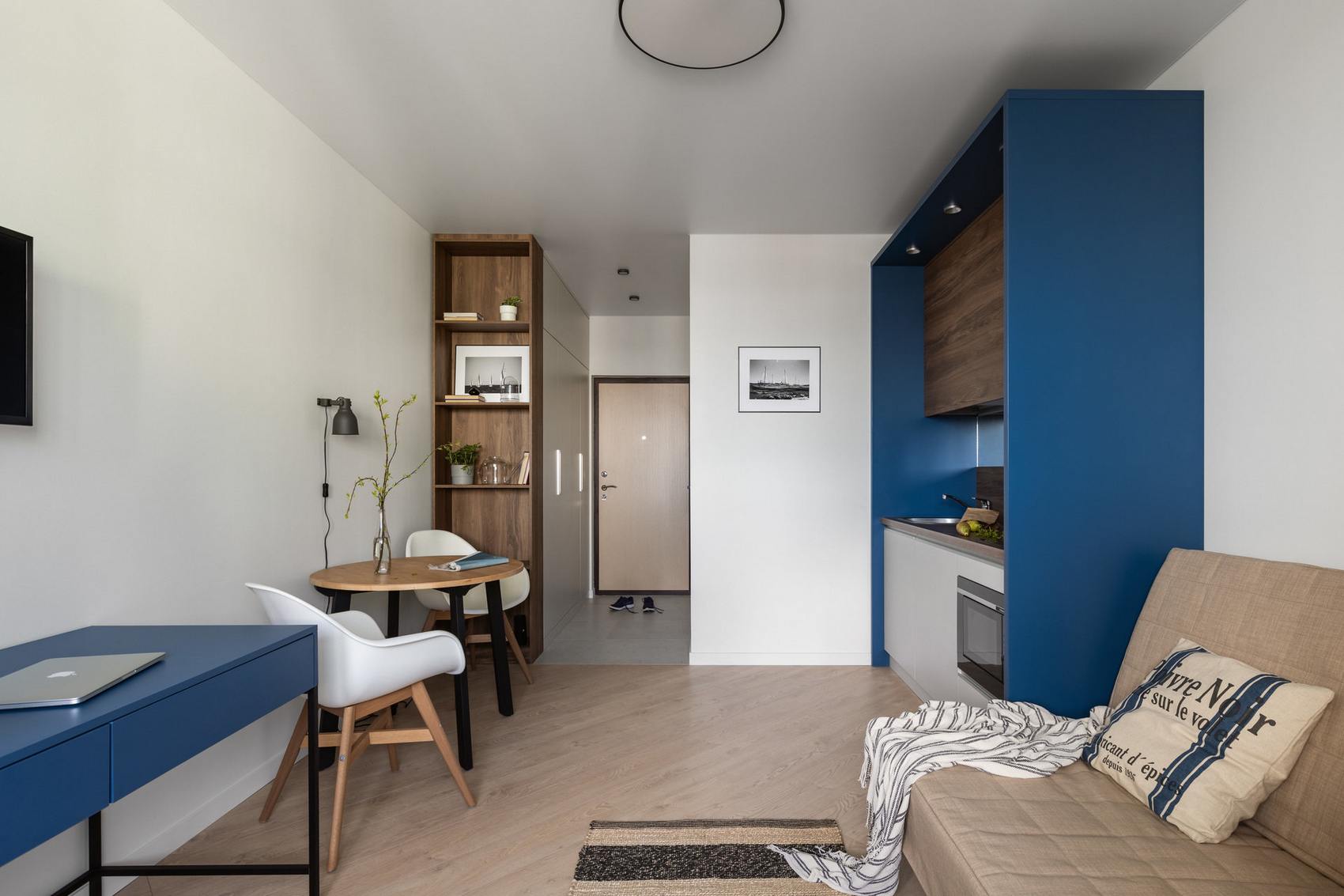 Căn hộ 20m² nhỏ mà có võ, điểm nhấn là khu bếp màu xanh lam cá tính