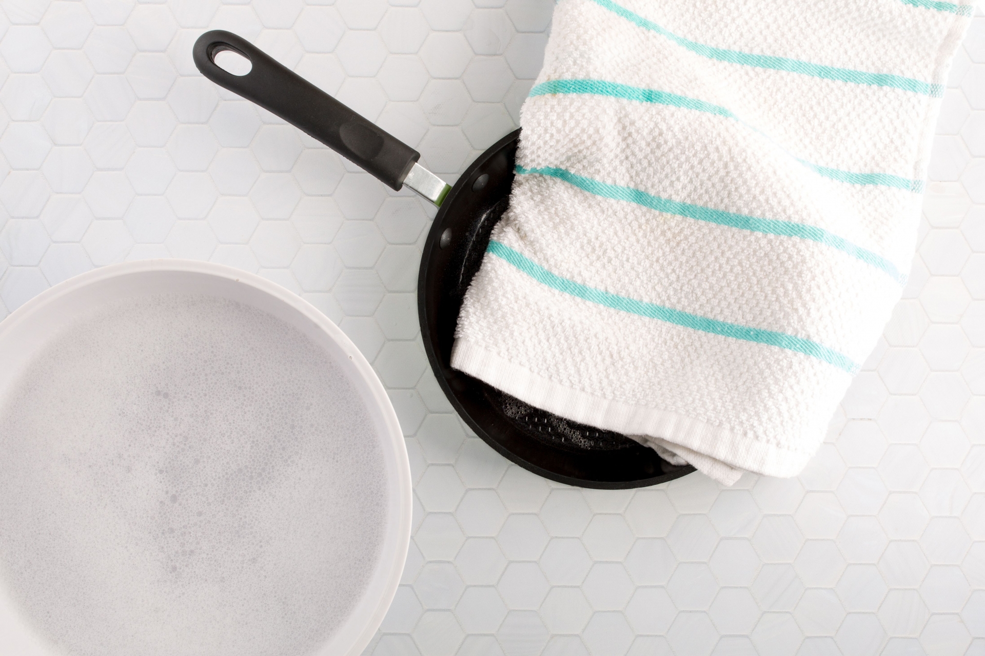 Trước khi cất vào tủ bếp cần trải một lớp vải mềm lên trên để chảo không bị tiếp xúc với các đồ dùng bằng kim loại.