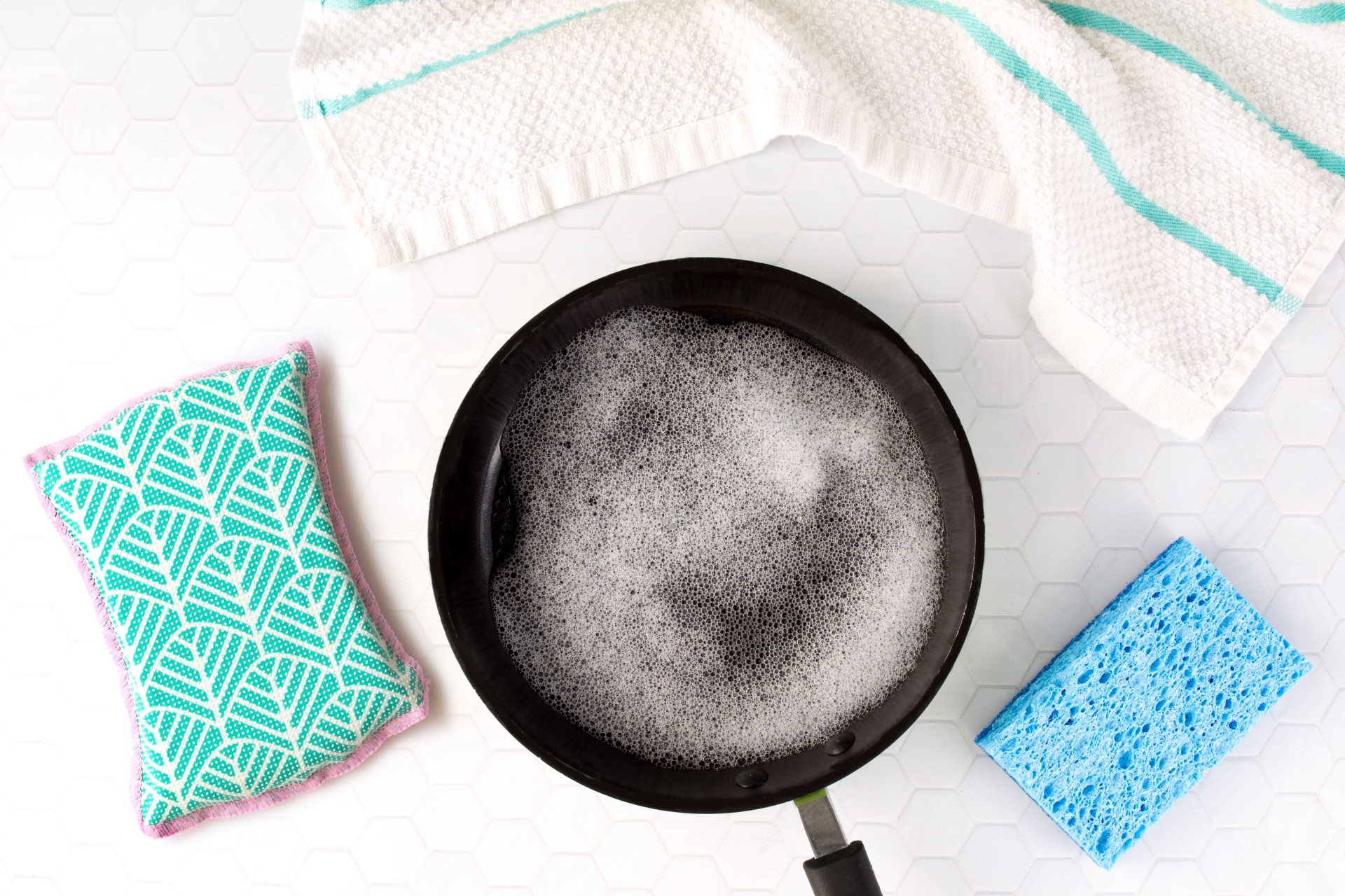 Dụng cụ nấu nướng có lớp chống dính rất tiện dụng, giúp cho công việc nấu nướng thuận tiện hơn.