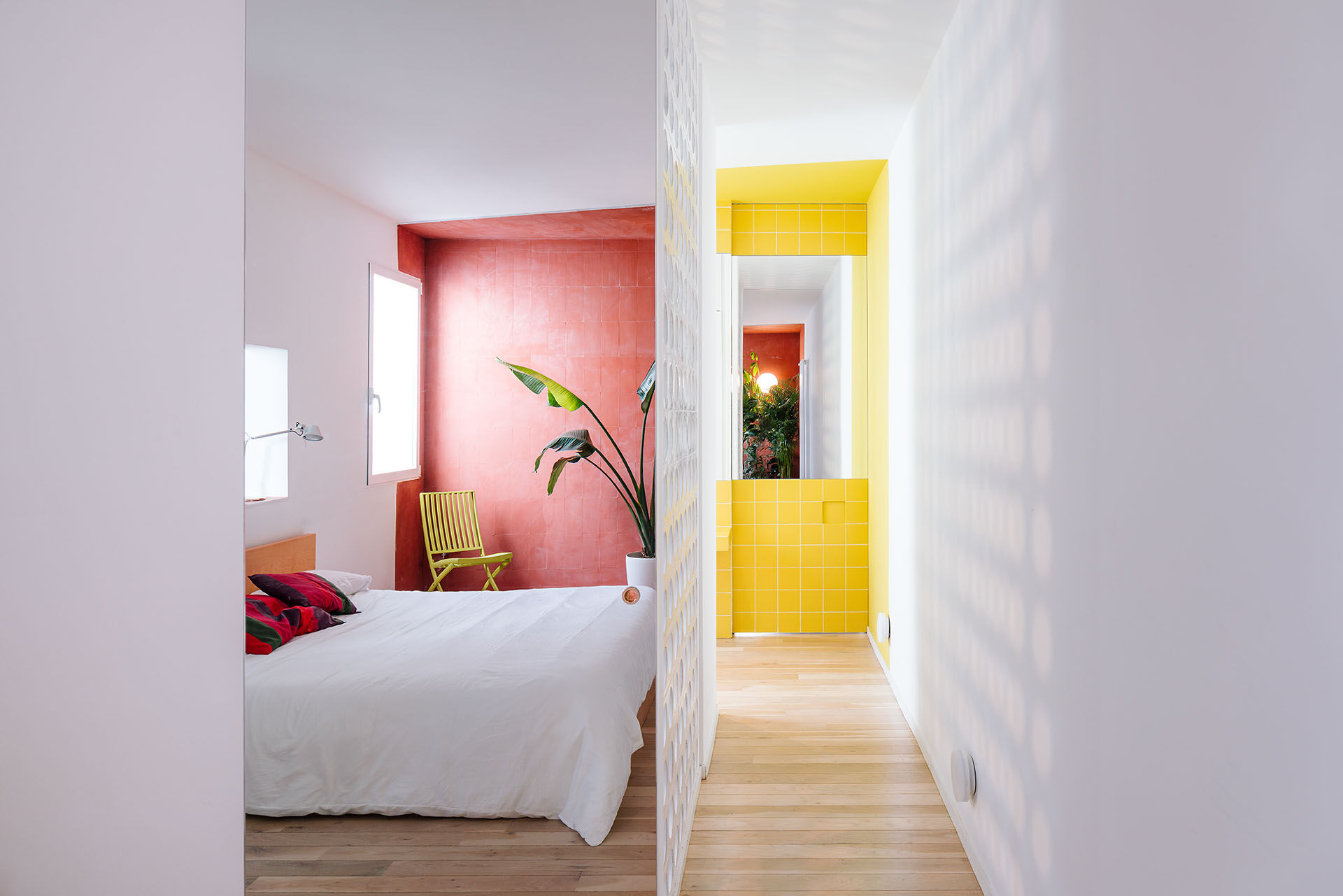 NTK Gonzalo Pardo và Ana Torres đã thiết kế căn hộ tại Madrid (Tây Ban Nha) với phong cách trẻ trung nhờ gam màu đỏ quyến rũ trong phòng ngủ và sắc vàng rực rỡ bên ngoài. Tất cả tạo nên bức tranh sống động trên phông nền màu trắng sạch sẽ.