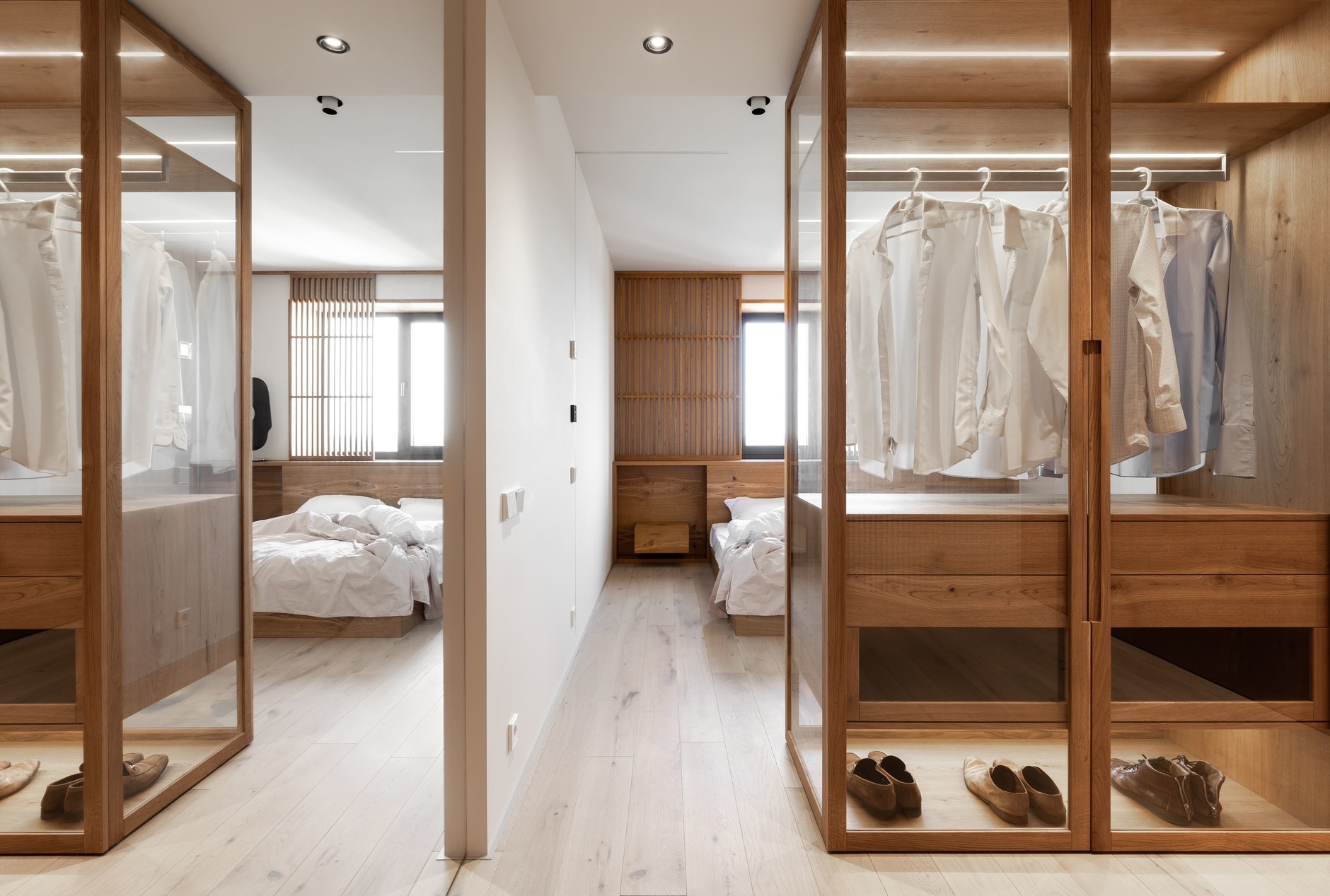 NTK Rina Lovko đã khéo léo sử dụng chiếc tủ quần áo bằng gỗ với cửa kính trong suốt để lưu trữ cho phòng ngủ, đồng thời cũng là giải pháp phân vùng khu vực nghỉ ngơi với hành lang lối vào một cách trực quan.