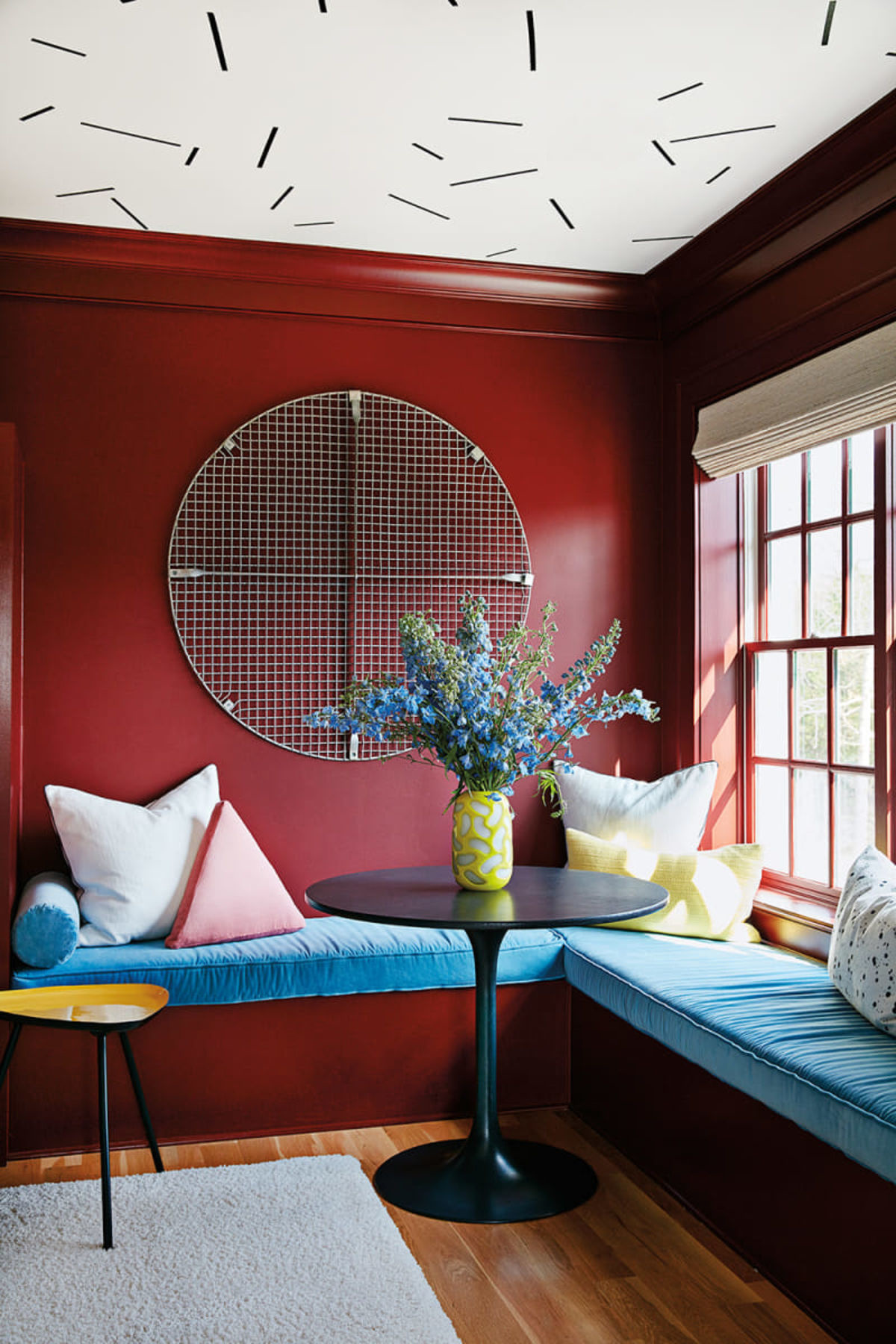 Ngôi nhà của một nghệ sĩ tại Georgia (Hoa Kỳ) với phòng khách đặc biệt bố trí ngay cạnh bệ cửa sổ. Bức tường màu đỏ thẫm, trần nhà độc đáo, một chiếc bàn tròn cùng bệ cửa góc L tạo nên một khu vực chuyện trò thân tình, ấm áp.