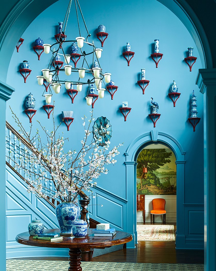 Ngôi nhà với nền tường xanh lam đẹp như tranh vẽ với rất nhiều kệ trưng bày bộ sưu tập gốm sứ từ Trung Hoa. Khung cửa vòm nối liền với cầu thang dẫn lối lên tầng 2 đồng màu tạo nên dòng chảy xuyên suốt về màu sắc.