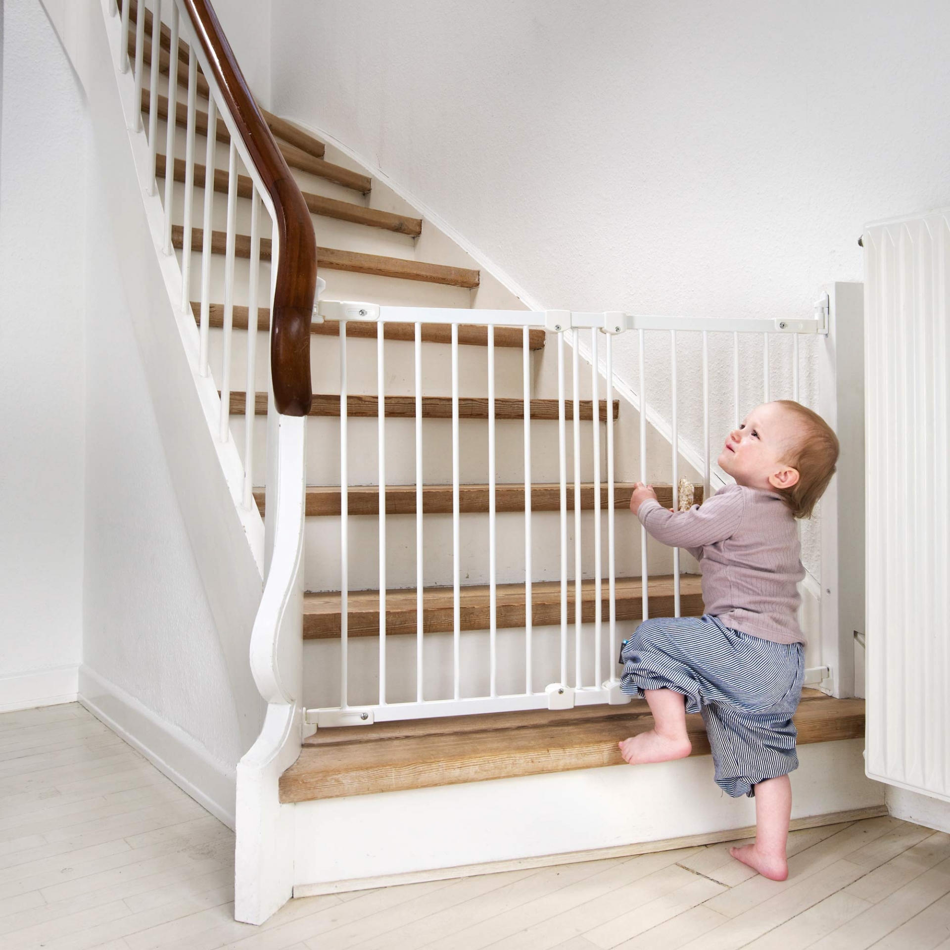 Nếu nhà có trẻ đang tuổi tập đi, cần lắp đặt thanh chắn (cửa chặn) ở đầu cầu thang. 