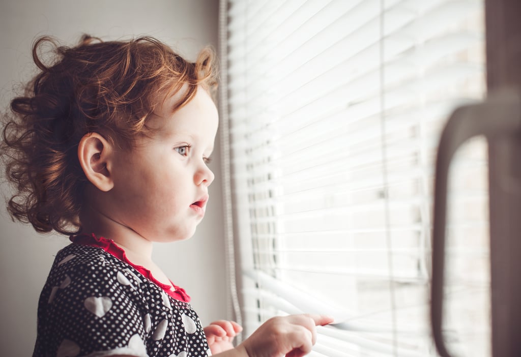 Tấm chắn cửa sổ hạn chế view nhìn ra khung cảnh thơ mộng nhưng khi nhà có trẻ em cần đặt yếu tố an toàn lên hàng đầu.