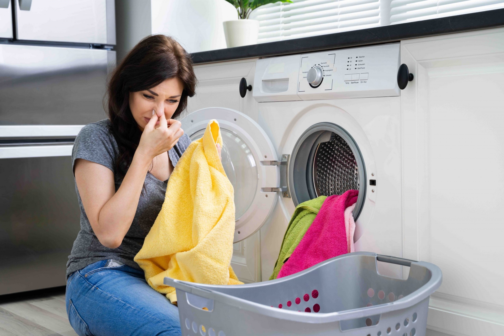  Sau thời gian sử dụng, máy giặt sẽ xuất hiện mùi hôi, ẩm mốc và thậm chí lan sang cả quần áo được giặt.