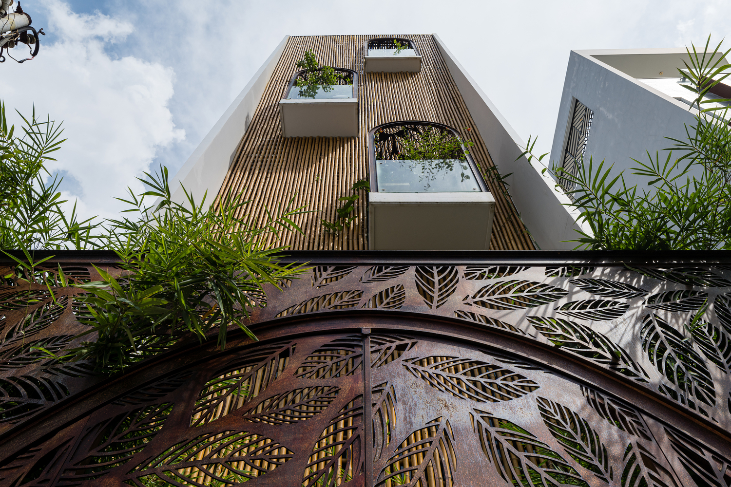 Floating Nest: Ngôi nhà mặt tiền tre với họa tiết lá in trên thép ở Sài Gòn