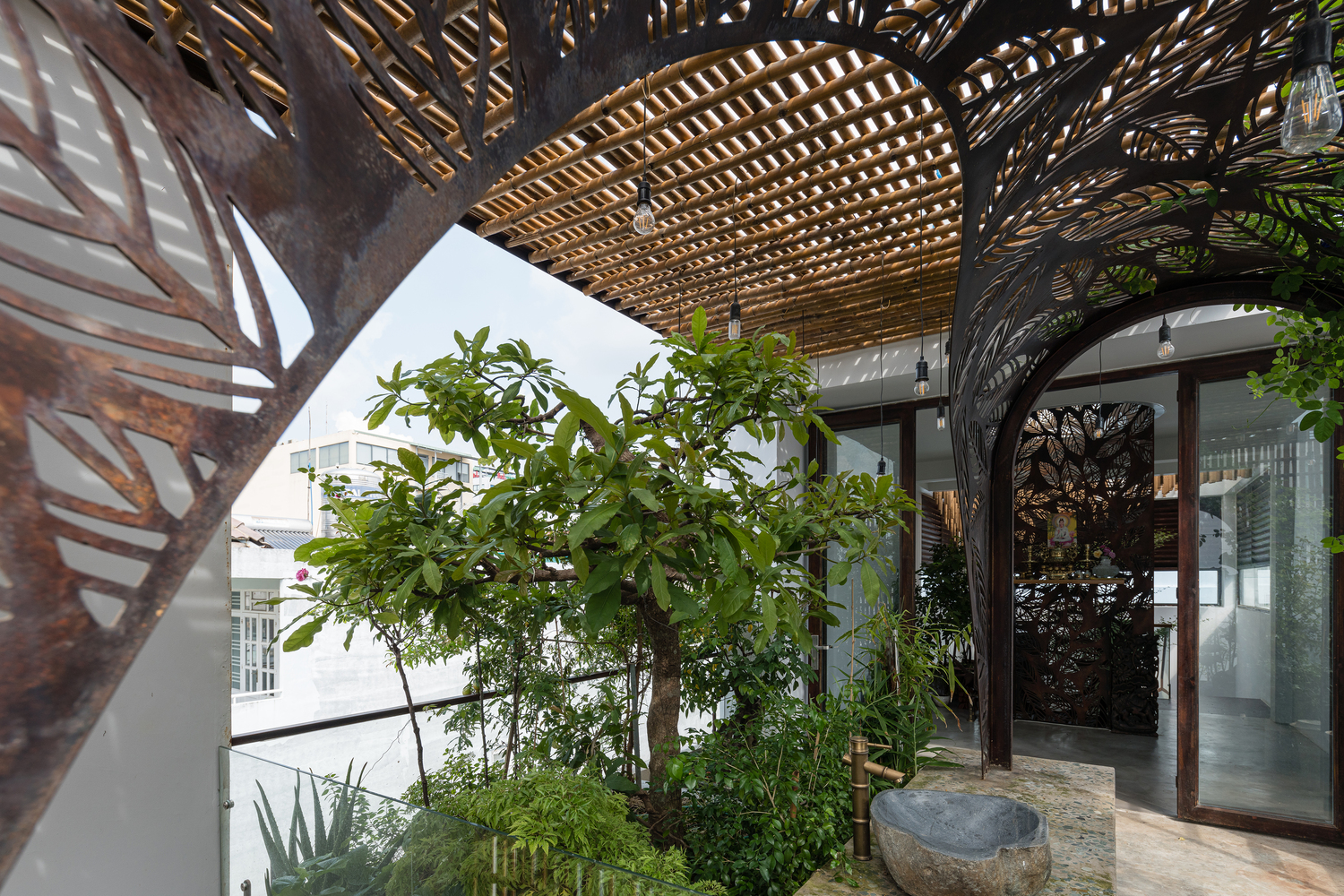 Floating Nest: Ngôi nhà mặt tiền tre với họa tiết lá in trên thép ở Sài Gòn - Ảnh 7