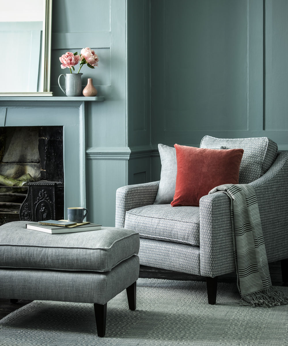 Để có một vẻ đẹp tinh tế, hãy kết hợp màu xanh lam trứng sáo với màu xám thanh lịch. Phòng khách này chọn sơn tường màu xanh, ghế ghế bành và thảm trải sàn xám nhạt, thêm vào chi tiết màu đen để thêm phần sang trọng.