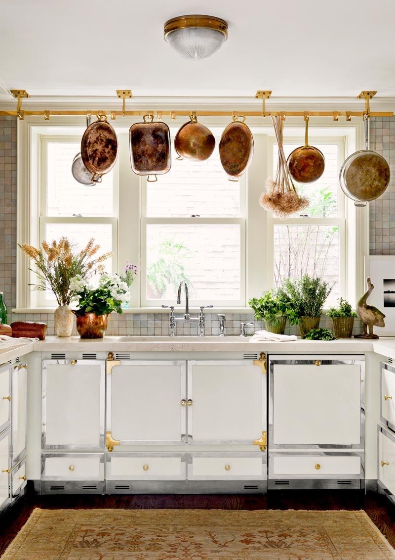Nếu bạn có ít không gian tủ bếp, hãy thiết lập một thanh kim loại cố định trên trần nhà để treo nồi, niêu, xoong, chảo,...