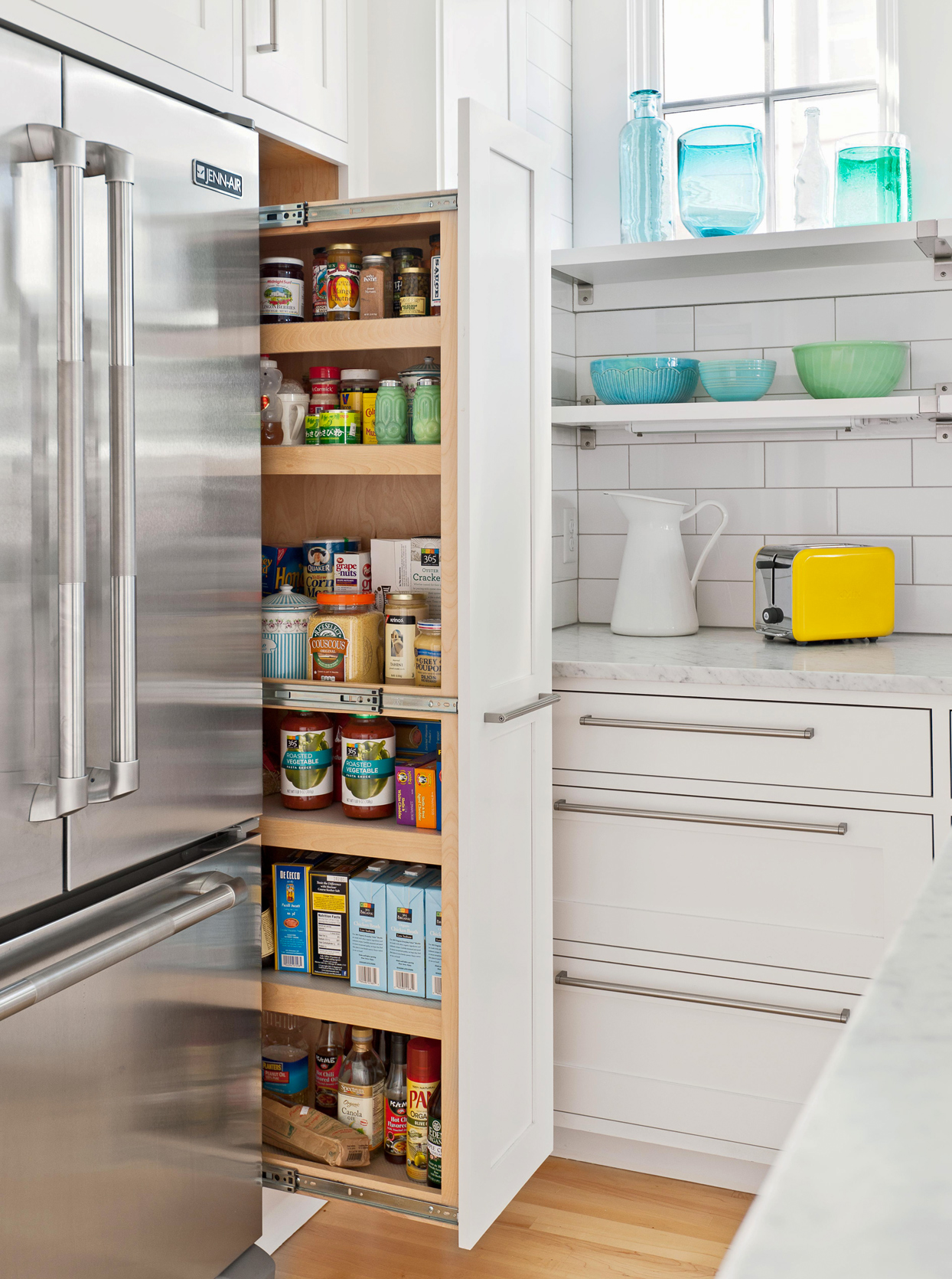 Cửa ẩn bên tủ lạnh chẳng khác gì một 'nhà kho' mini cho các loại gia vị, đồ khô và thức ăn đóng hộp đúng không nào?