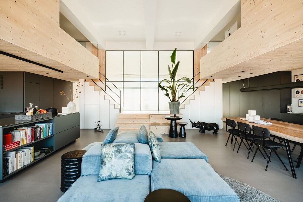 Mặt tiền phòng bếp được sơn màu xanh rêu cây đậm, tương phản đẹp mắt với gỗ sáng màu - là vật liệu nội thất đặc trưng cho tầng 2 của căn hộ.