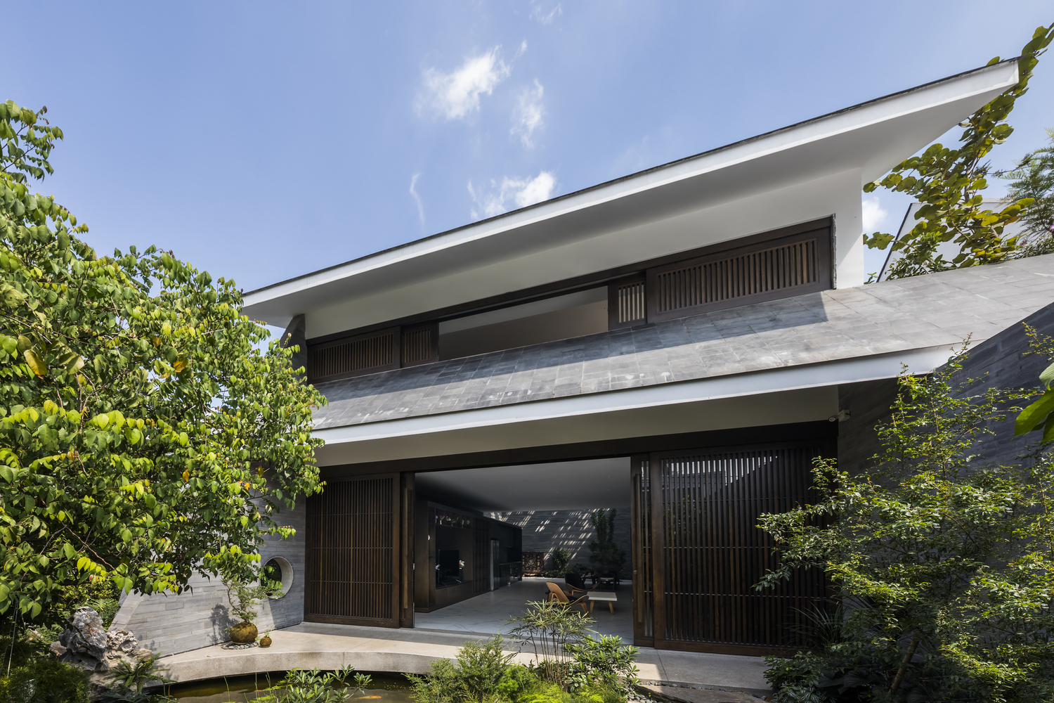 Huy House, ngôi nhà tọa lạc tại quận Bình Thạnh (TP.HCM) với tổng diện tích 418m² do đội ngũ của 23o5studio thiết kế. 
