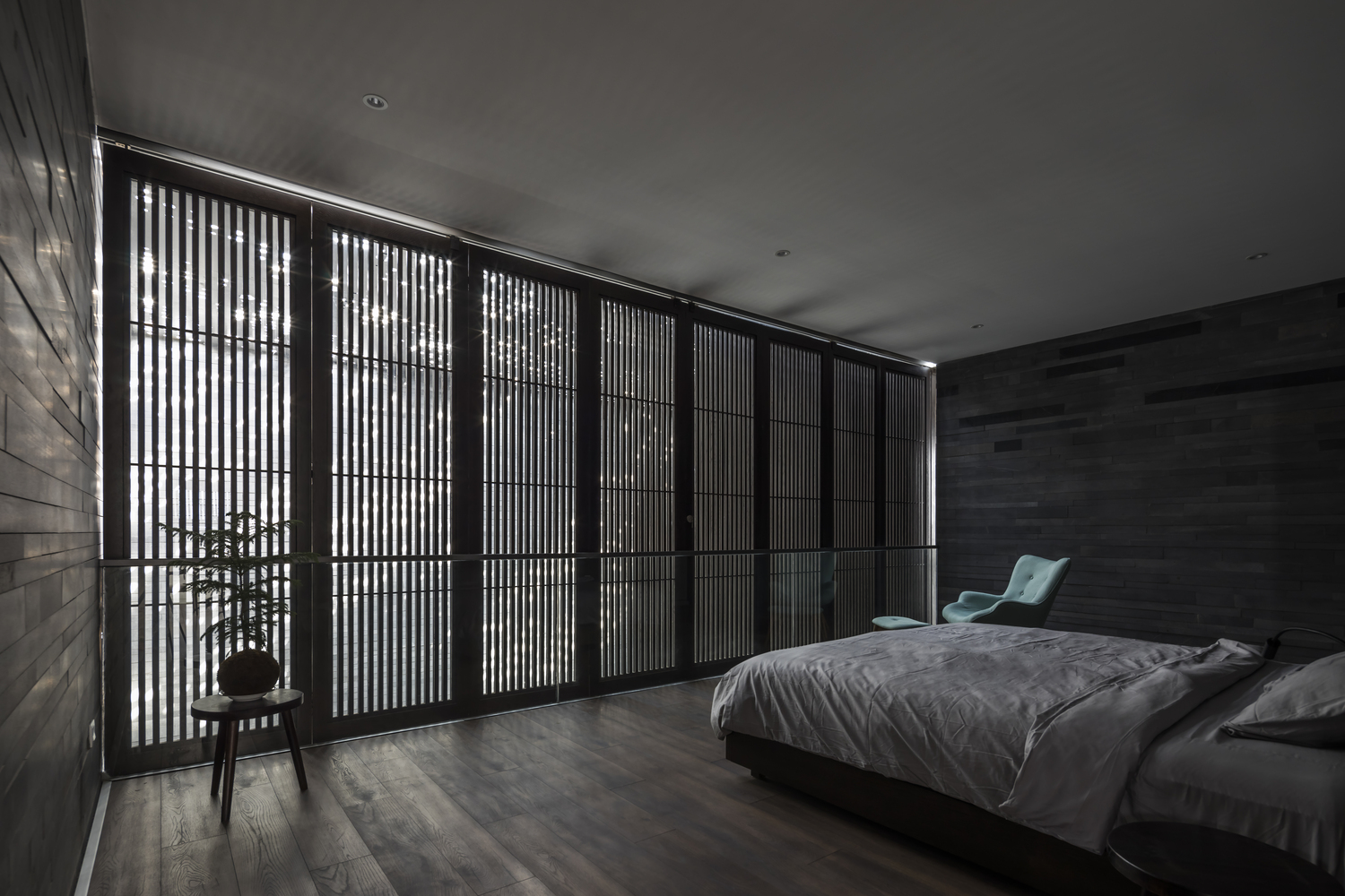 Phòng ngủ cũng sử dụng giải pháp cửa trượt lam gỗ để vừa phân vùng vừa kết nối với thế giới bên ngoài.