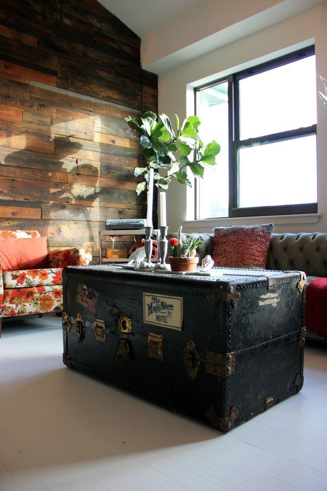 Nếu chiếc vali cũ mà bạn tìm thấy có kích thước đủ lớn  thì hoàn toàn có thể thay thế cho chiếc bàn nước, mang lại cho phòng khách vẻ đẹp cổ điển.