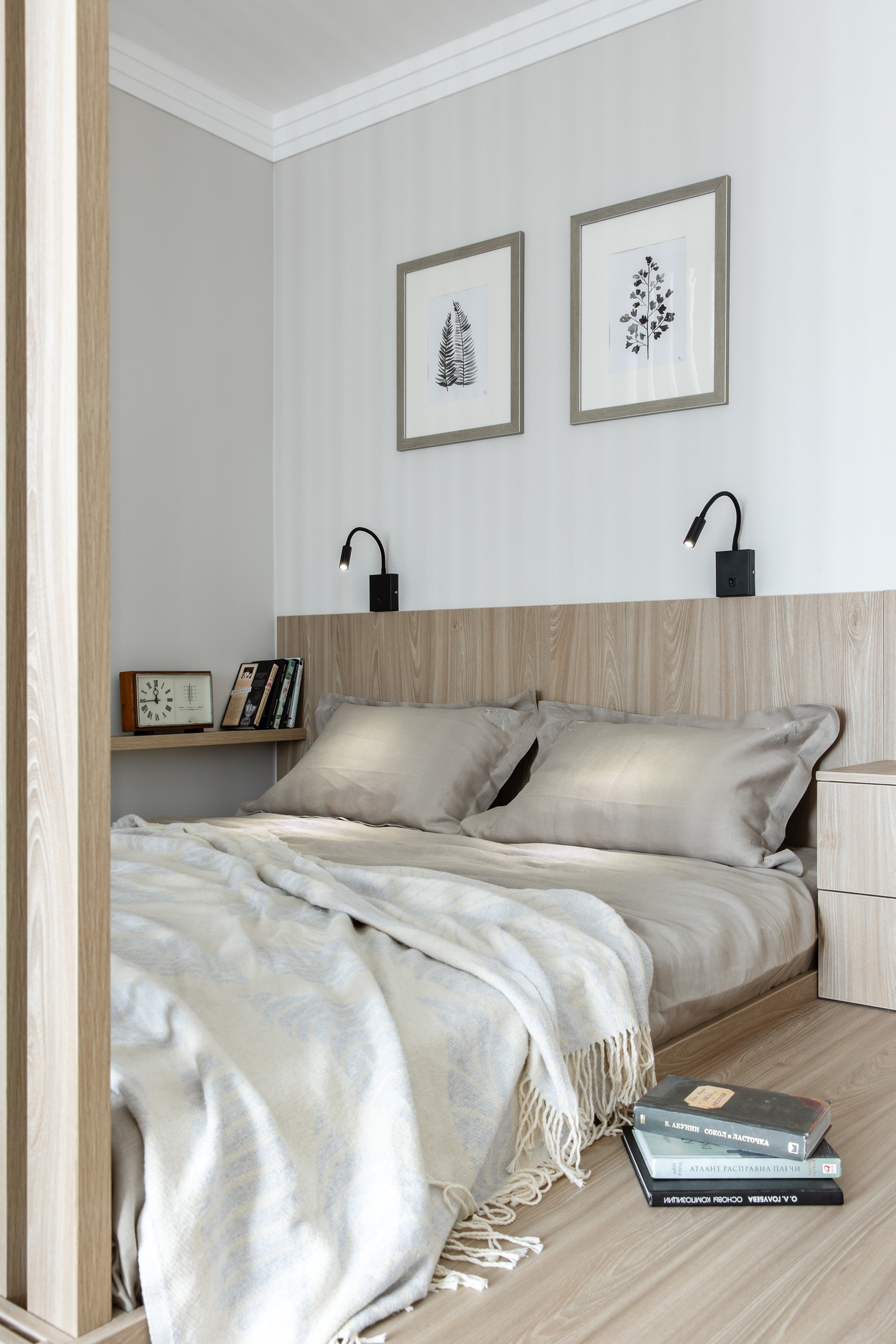 Phòng ngủ thiết kế tối giản với vật liệu gỗ “thống trị” khu vực đầu giường, vách ngăn, sàn nhà và cả táp đầu giường đồng màu tươi sáng. Giải pháp sử dụng lam gỗ vừa tạo sự riêng tư nhưng vẫn đón nắng và gió cho căn phòng được thông thoáng.