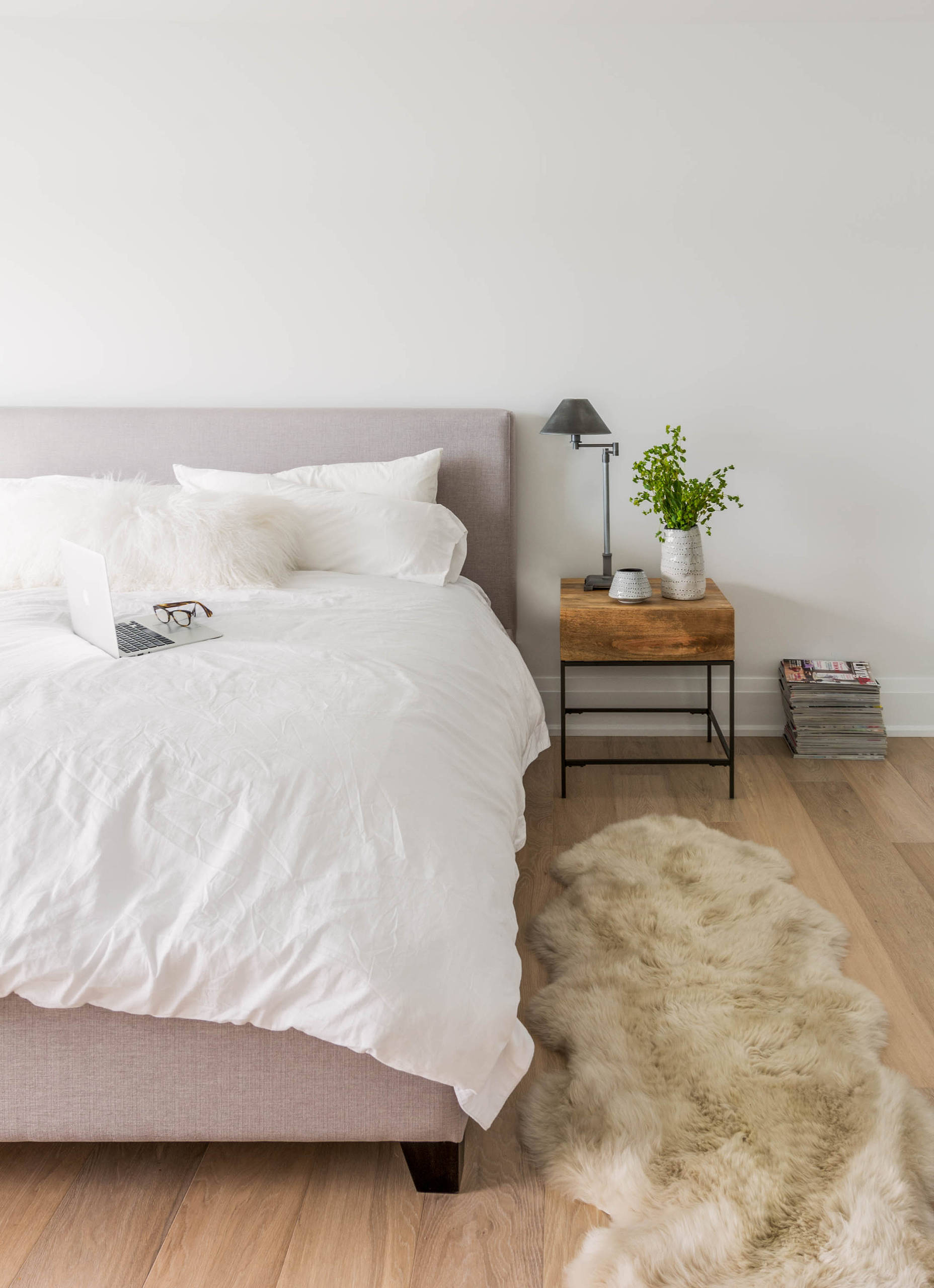 Một tấm thảm mềm mại đặt ngay bên cạnh giường ngủ sẽ khiến căn phòng tinh tế và mang lại cảm giác thoải mái cho bạn.