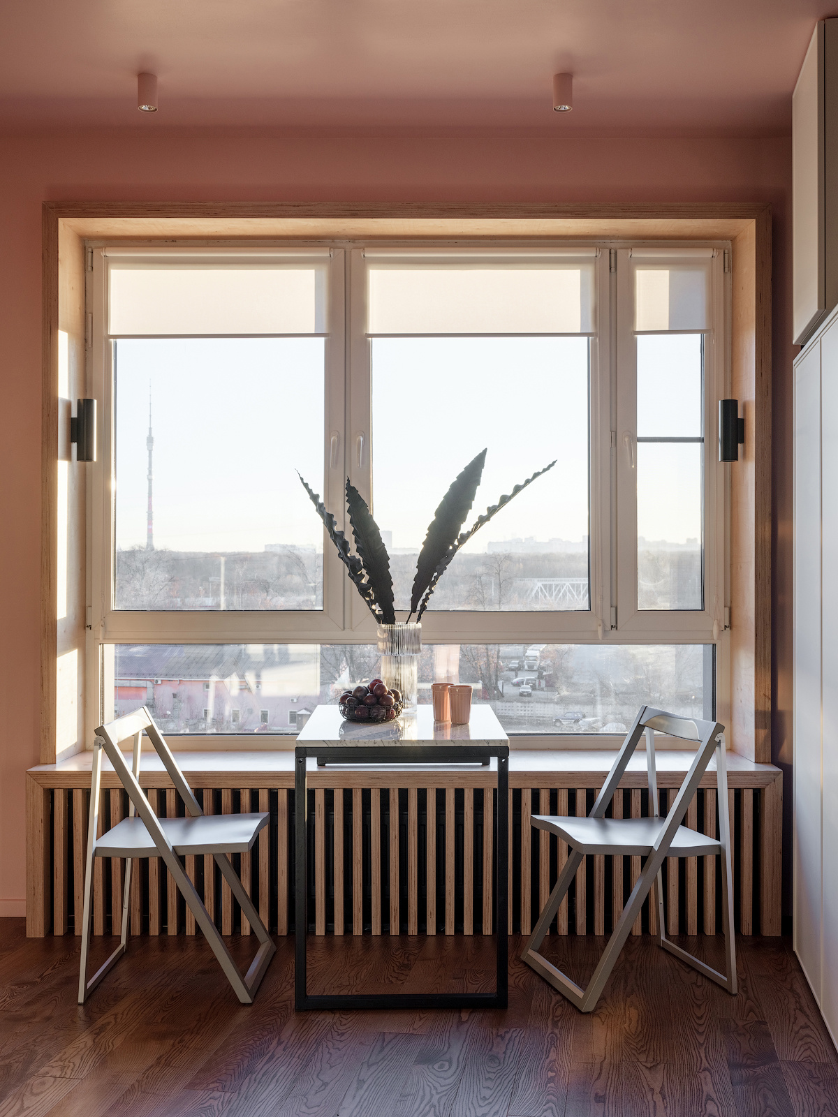 Nhằm tiết kiệm không gian cho căn hộ nhỏ, nội thất khu vực ăn uống chỉ bao gồm một chiếc bàn và cặp ghế đơn giản. Tất cả đều có thể xếp lại gọn gàng sau khi sử dụng, trả lại bệ cửa sổ thông thoáng để làm nơi thư giãn.