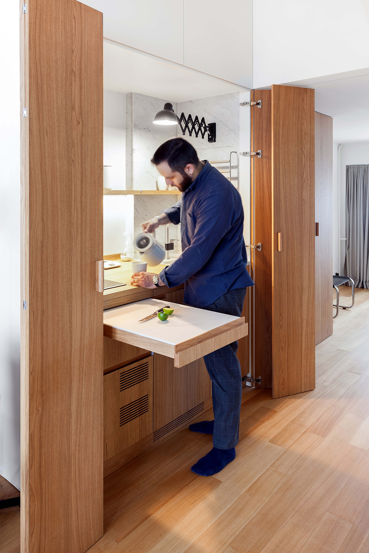 Với thiết kế thông minh, khoa học, sự tính toán phân chia kỹ lưỡng cho từng khu vực chức năng đã tạo nên một phòng bếp hoàn hảo đáp ứng nhu cầu của anh chàng độc thân, đồng thời tiết kiệm diện tích tối đa cho căn hộ nhỏ. 