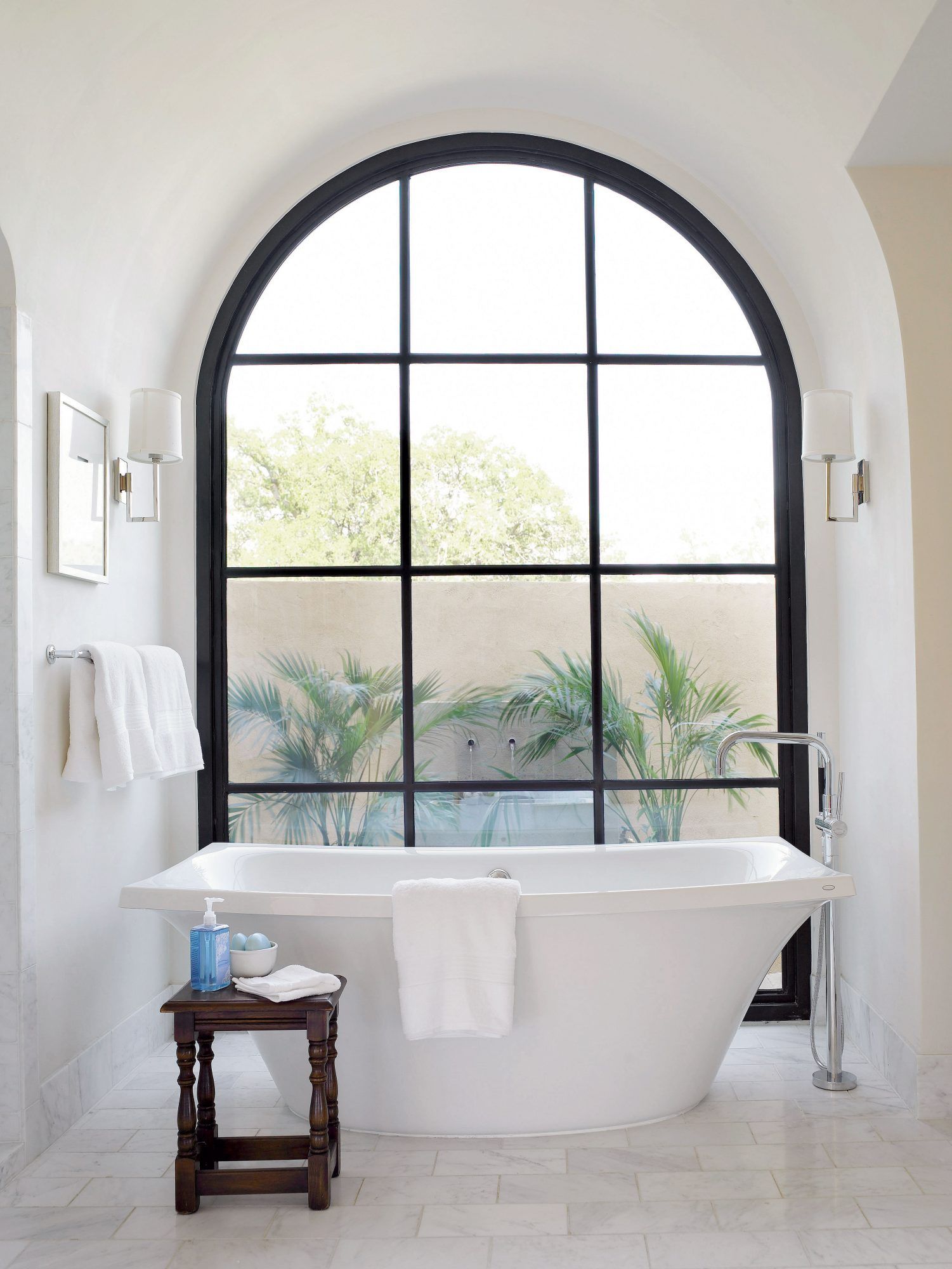 Phòng tắm phong cách hiện đại tươi sáng chỉ cần bổ sung cánh cửa mái vòm kiểu Pháp là đã tăng thêm phần cổ điển sang trọng.