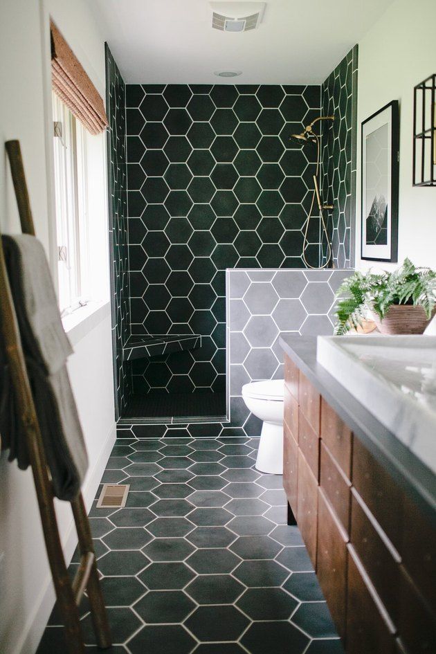 Những viên gạch hình tổ ong màu xanh ngọc lục bảo mang đến vẻ đẹp thời thượng cho phòng tắm nhỏ.
