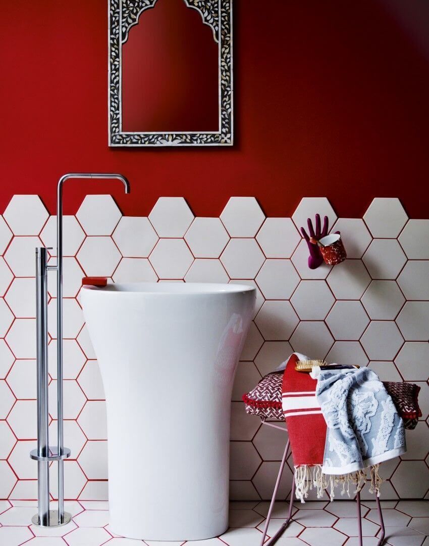 Sự kết hợp giữa 1/2 nền tường sơn màu đỏ đậm với 2/3 nền tường ốp gạch họa tiết lục giác màu trắng viền đỏ trông vô cùng quyến rũ.