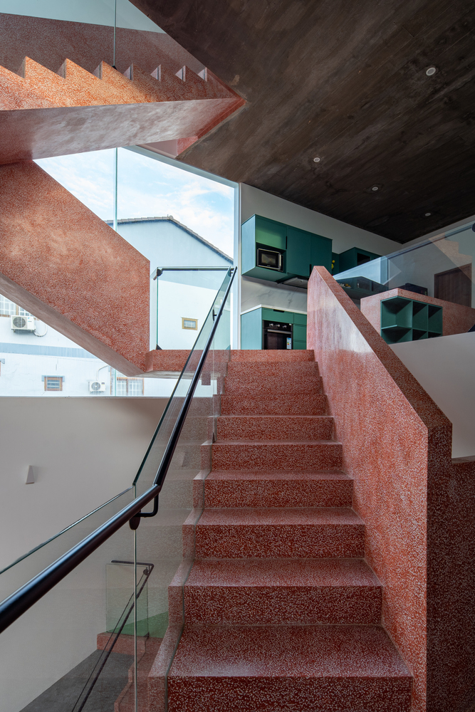 Cầu thang trở thành một cấu trúc linh hoạt, đóng vai trò là yếu tố quan trọng kết nối toàn bộ công trình.