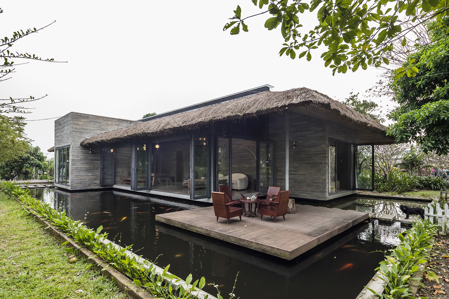 Am House là biệt thự nhà vườn được xây dựng trên khu đất rộng đến 3500m² tại huyện Cần Giuộc, tỉnh Long An do 3 kiến trúc sư trẻ tuổi cùng thiết kế.