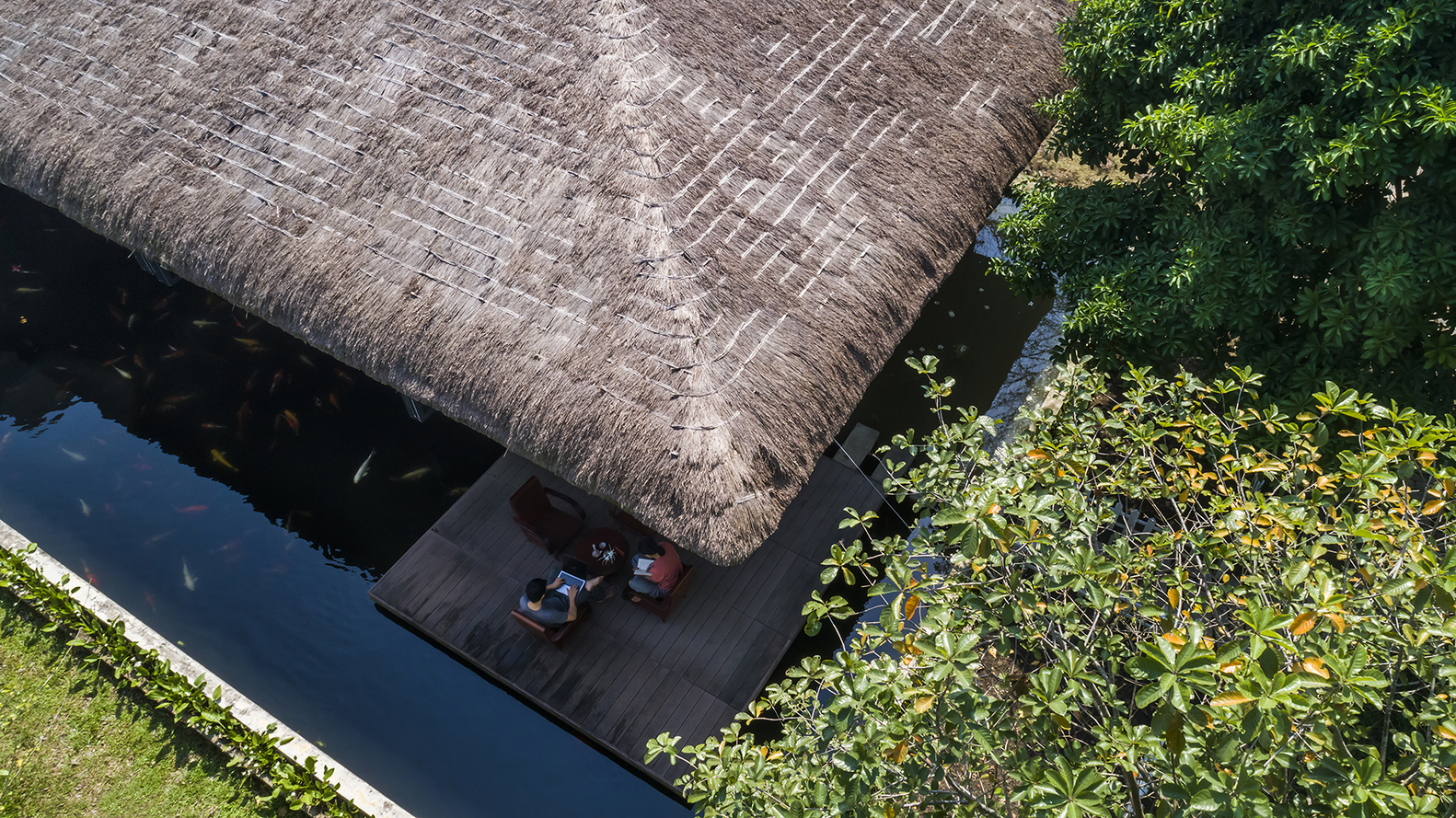 Hệ thống mái tôn được lợp bằng mái tranh - một nét kiến ​​trúc đặc trưng của miền Tây Nam Bộ nói riêng và nông thôn Việt Nam nói chung. 
