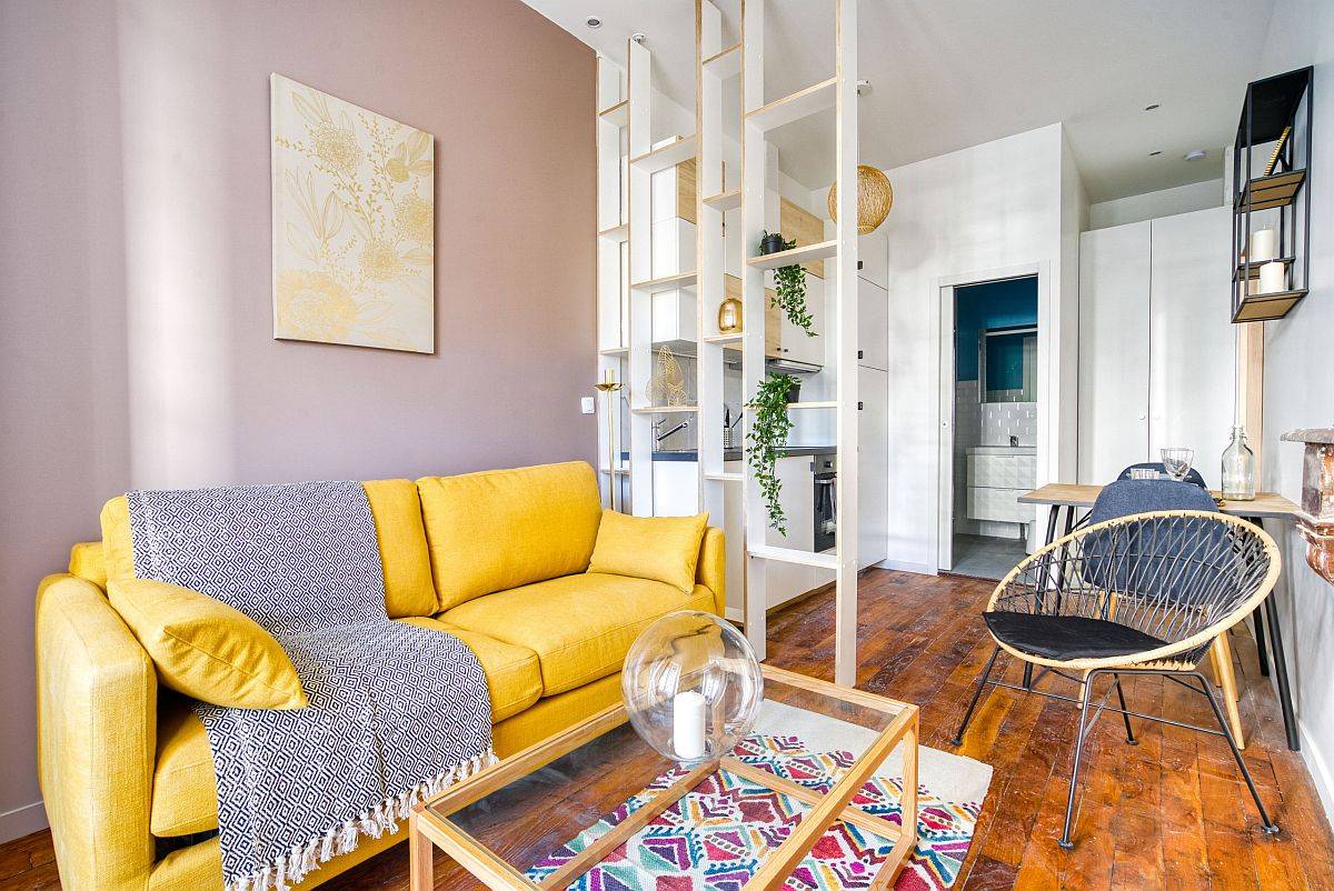 Điểm bắt mắt nhất của căn hộ chính là chiếc ghế sofa bed màu vàng tươi ở vị trí trung tâm phòng khách, khi về đêm sẽ được “hô biến” thành giường ngủ tiện lợi, tiết kiệm diện tích cho không gian nhỏ.