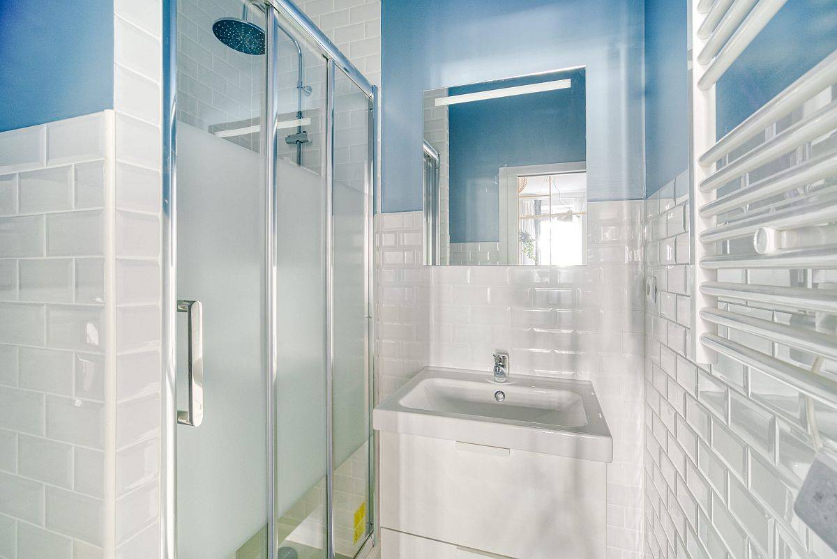 Bên cạnh gam màu trắng chủ đạo thì nền tường hồng phấn phía sau sofa phòng khách hay màu xanh lam mát mẻ ở phòng tắm đều khiến mỗi khu vực chức năng có thêm điểm nhấn riêng biệt.
