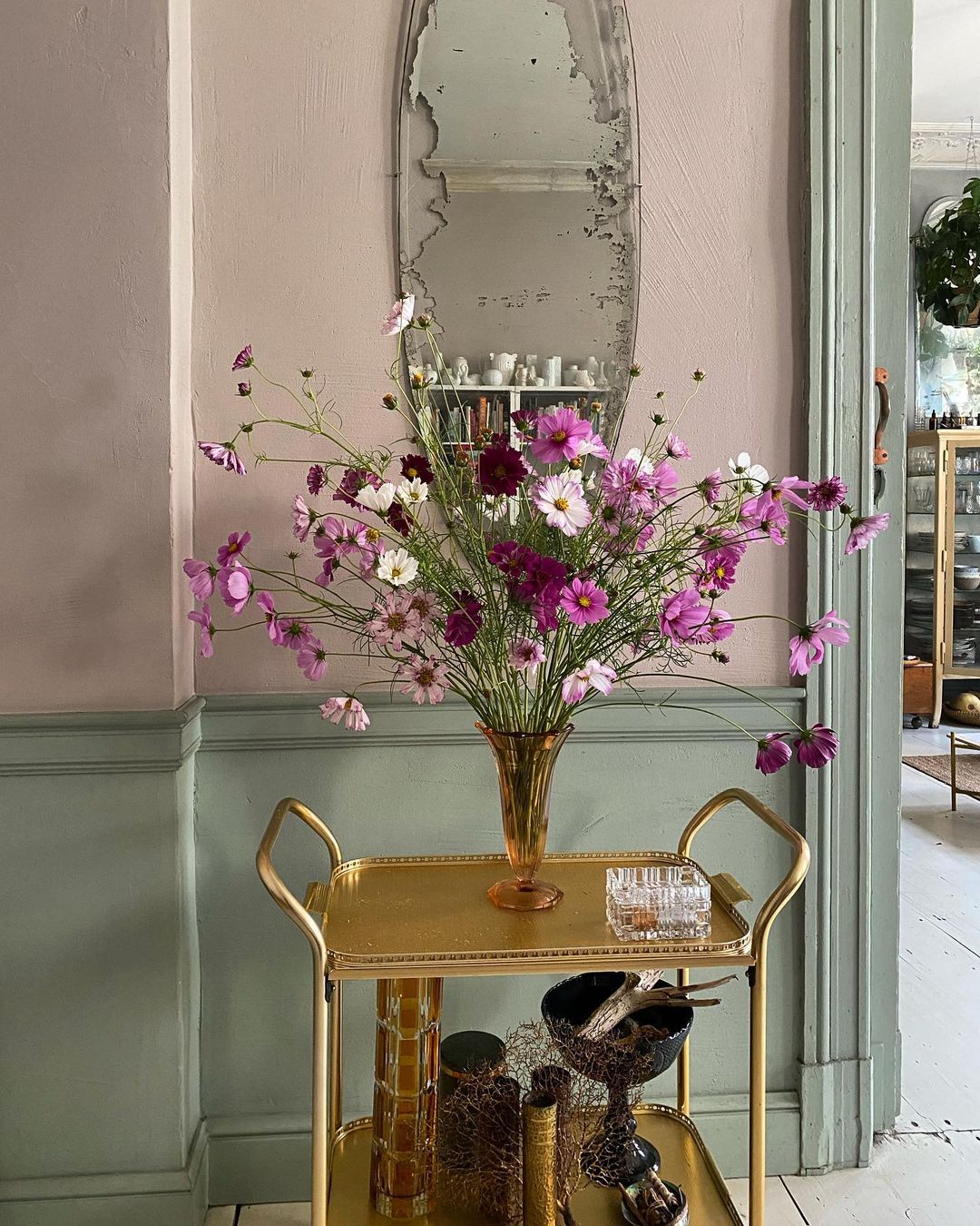 Căn hộ nhỏ xinh ngập tràn sắc hoa tươi của 2 ông chủ cửa hàng hoa tại Ba Lan - Ảnh 9
