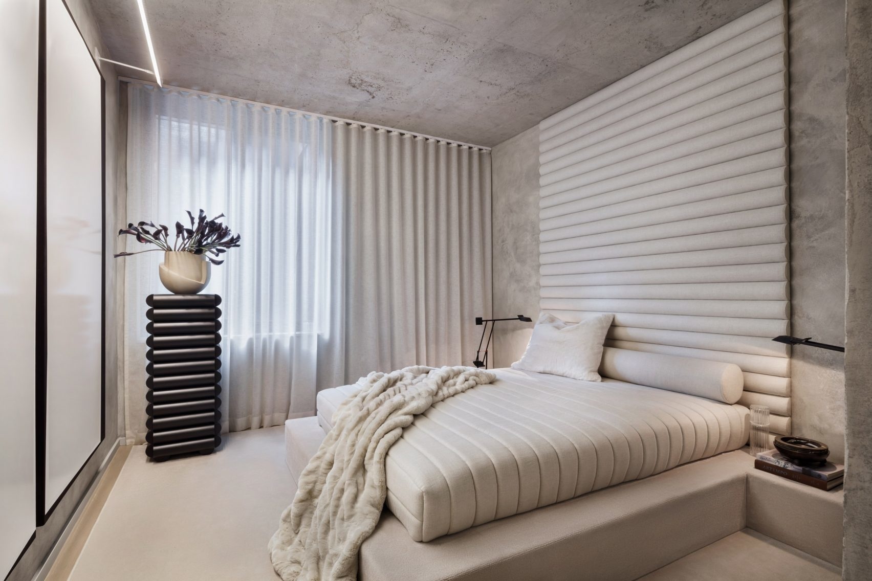 Phòng ngủ trong căn hộ ở New York được thiết kế bởi KTS Alex P. White khiến bạn thích thú ngay từ cái nhìn đầu tiên. Kiểu dáng nội thất 'gợn sóng' từ rèm che cửa sổ, bộ tản nhiệt, tường đầu giường cho đến tấm nệm trên khung giường thấp sàn cho cái nhìn hoàn hảo.