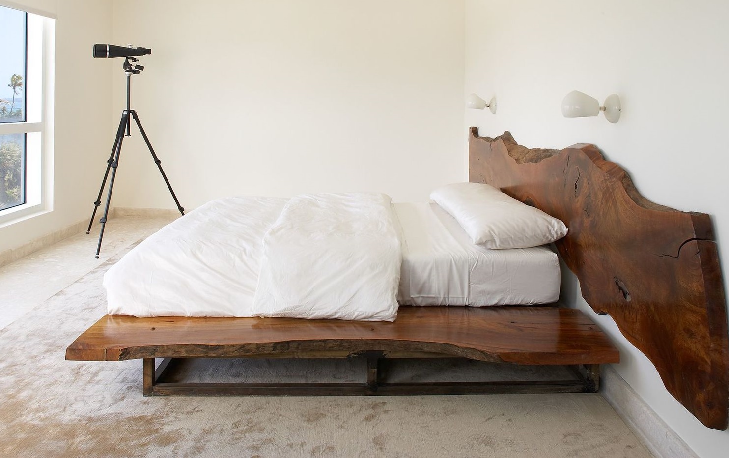 Phòng ngủ tối giản được thiết kế bởi Magdalena Keck Interior Design với một chiếc giường thấp sàn đơn giản nhưng vẫn nổi bật nhờ vật liệu gỗ giúp cho phần khung vững chãi và đầu giường mang nét đẹp gần gũi tự nhiên nhất có thể. 