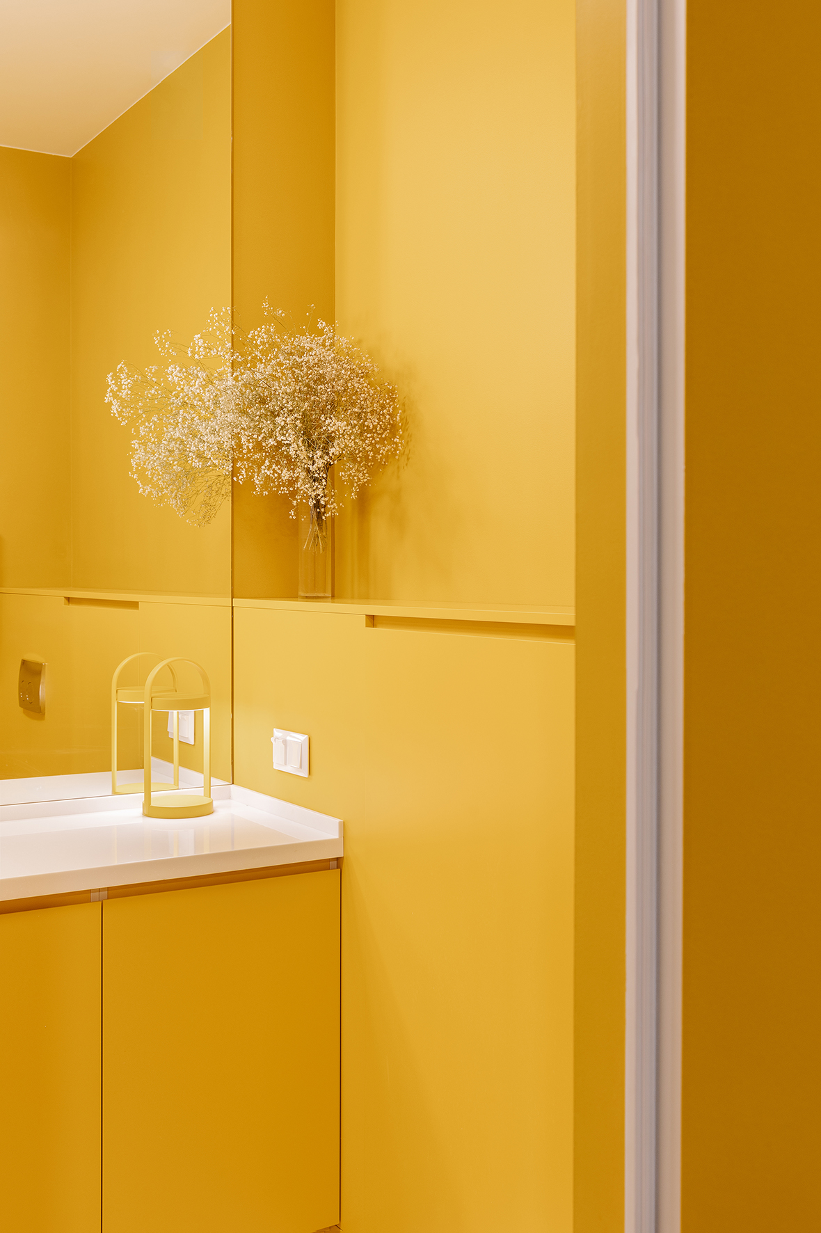 Nhiều người e ngại màu vàng làm tone chủ đạo vì sợ nó quá 'chói' nên chỉ dùng như điểm nhấn. Mặc dù vậy, không thể phủ nhận phòng tắm nhỏ này khiến chúng ta cảm thấy vô cùng ấm áp khi nhìn ngắm, nó quyến rũ nhờ sắc vàng pha cam, khác hẳn với màu vàng tươi quen thuộc.
