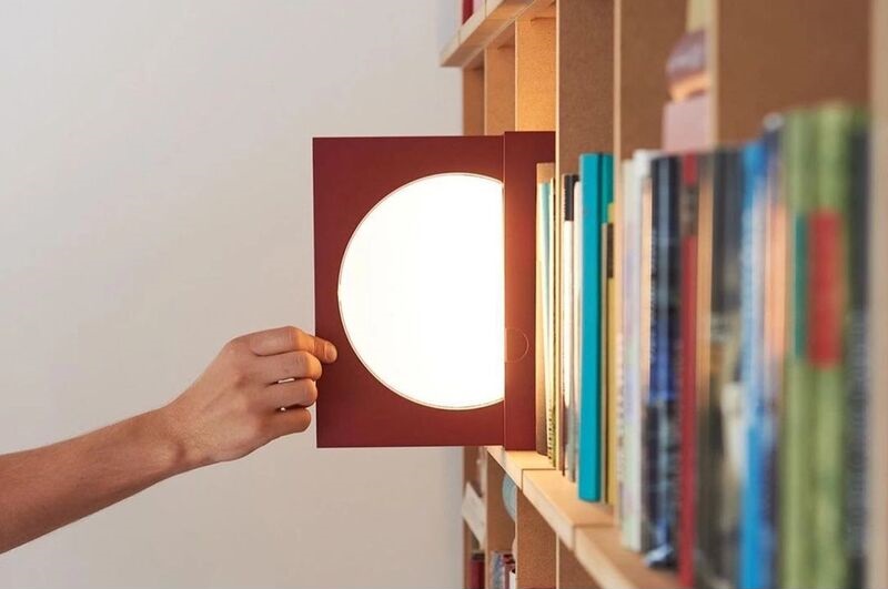 Đèn có thể “trượt” vào vị trí như giá sách, như thể chính nó là một cuốn sách vậy!