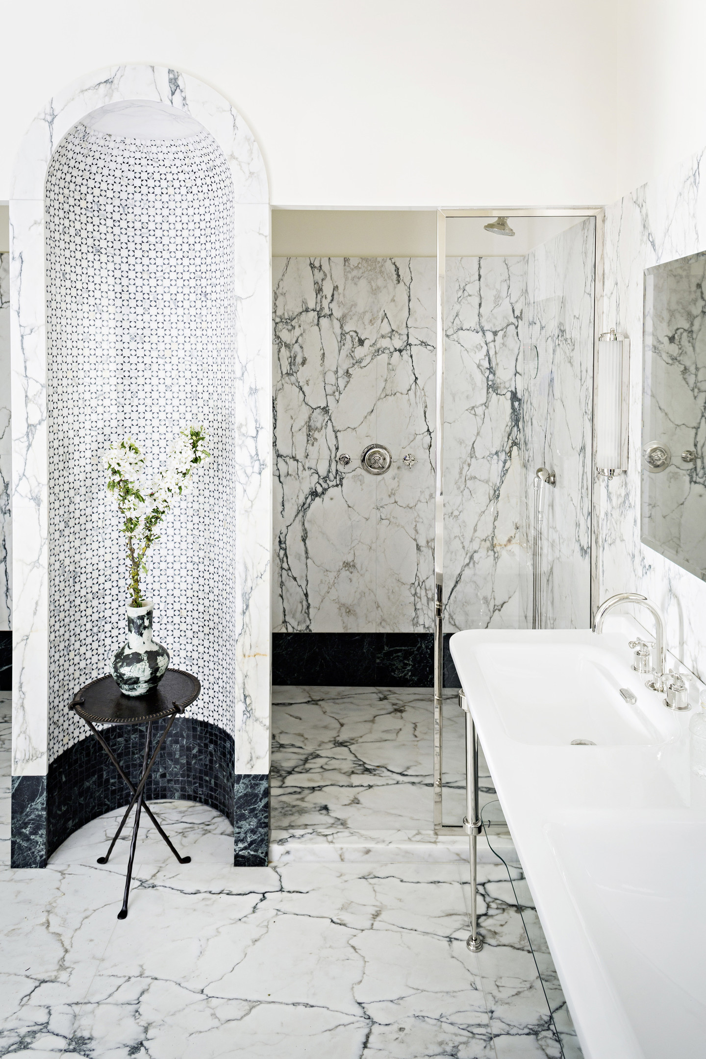 Không gian phòng tắm thiết kế theo phong cách quý tộc cổ điển tại Paris do KO Studio thiết kế. Từ kiểu dáng mái vòm cho đến toàn bộ phần sàn và tường lát đá cẩm thạch đã thể hiện vẻ đẹp tuyệt mỹ này.