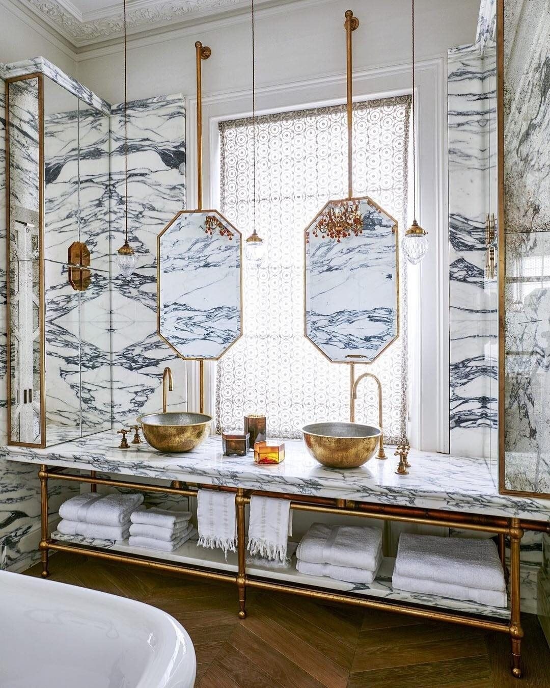 Thông thường, khu vực phía trên bồn rửa sẽ là gương soi hoặc tủ lưu trữ. Thế nhưng, ở phòng tắm này, NTK nội thất của MADDUX đã thay thế bằng đá cẩm thạch, biến chúng thành tác phẩm nghệ thuật hài hòa với đá ốp tường xung quanh.