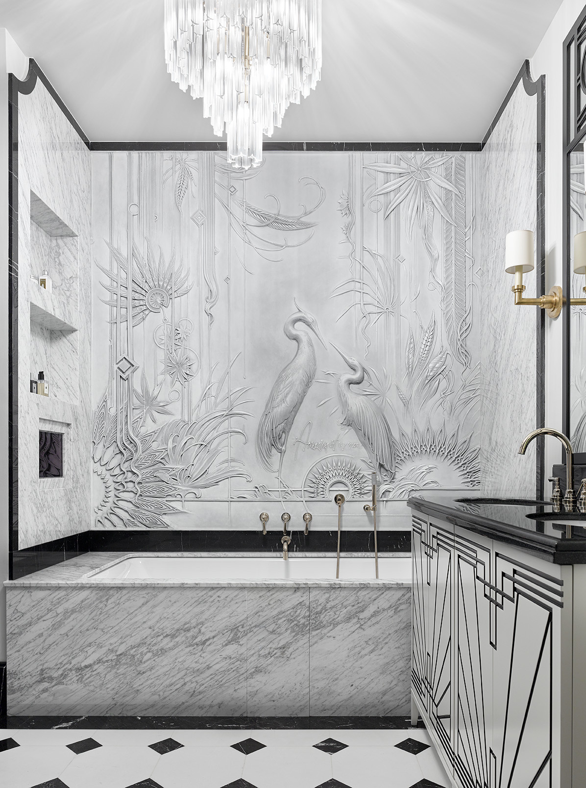 Dự án của NTK Katerina Lashmanova biến phòng tắm thành một không gian tinh tế với chiếc đèn chùm pha lê lộng lẫy, giấy dán tường hình đôi chim hạc sinh động, đặc biệt là sắc màu của đá cẩm thạch như hòa với bức tranh vào làm một.