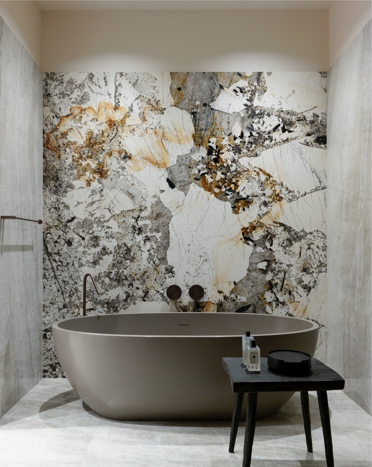Phòng tắm trong căn hộ của NTK nội thất kiêm họa sĩ Luke Edward Hall với bức tường bằng đá cẩm thạch ghép từ nhiều mảnh khác nhau và nhập khẩu từ Ý, tạo nên điểm nhấn nổi bật, đắt giá ở ngay vị trí trung tâm.